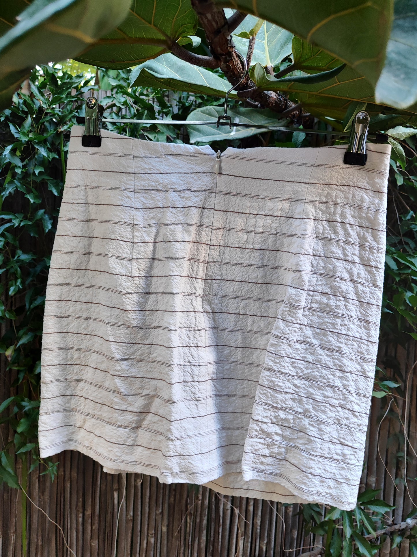 ZARA. חצאית מיני לבנה בטקסטורה מקומטת פסים לרוחב כיווץ צידי ייחודי