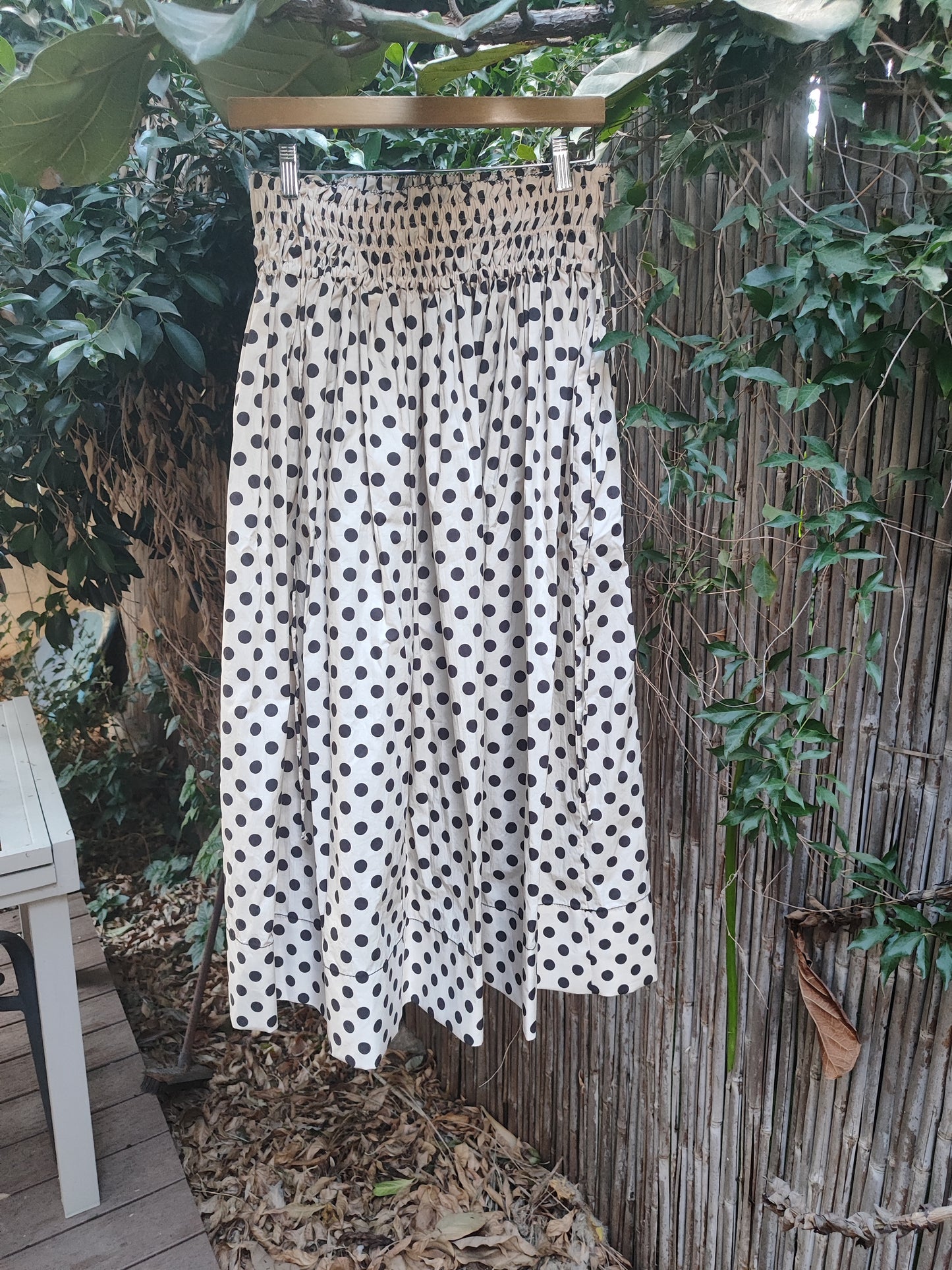 ZARA חצאית עיגולים חו\מים על רקע קרם בחגורת גומי מכווצת