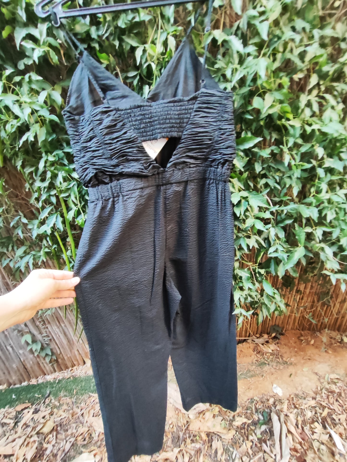 אוברול שחור ייחודי בכיווצים בטורסו במראה מקומט BIMBA Y LOLA