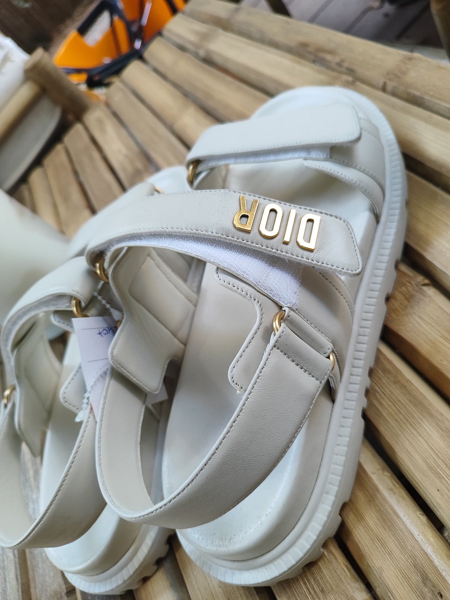 DIOR. סנדלים לבנות של כריסטיאן דיור .לוגו מוזהב