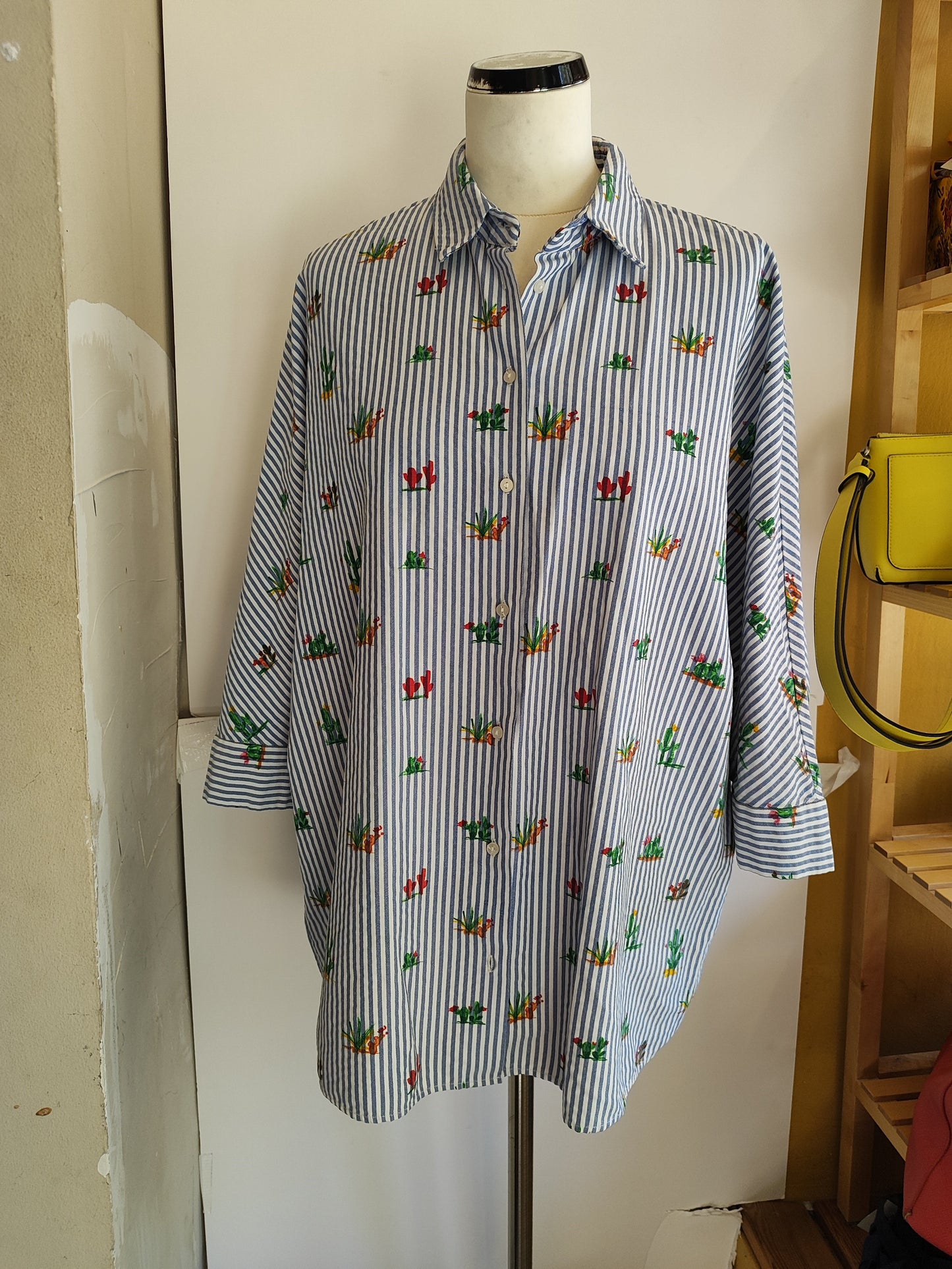 חולצת פסים בצמחי מדבר - Image 5