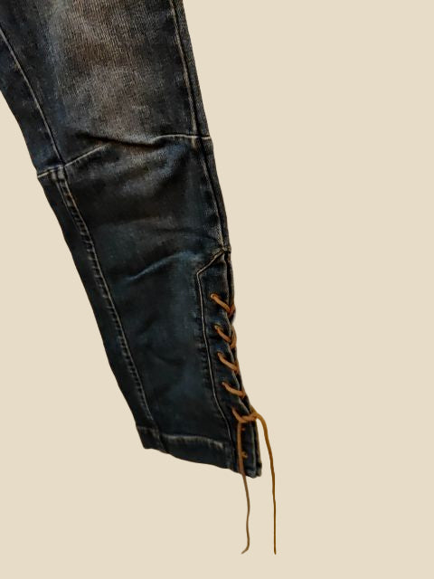 ג׳ינס מדליק תוספת שרוכים חומים