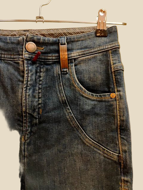 ג׳ינס מדליק תוספת שרוכים חומים