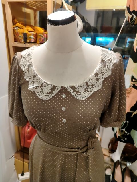 שמלה בובתית וינטג' במוקה ונקודות לבנות - Image 2 by LordKitsch