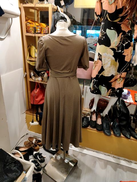 שמלה בובתית וינטג' במוקה ונקודות לבנות - Image 3 by LordKitsch