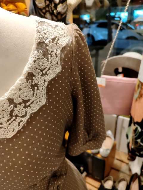 שמלה בובתית וינטג' במוקה ונקודות לבנות - Image 4 by LordKitsch