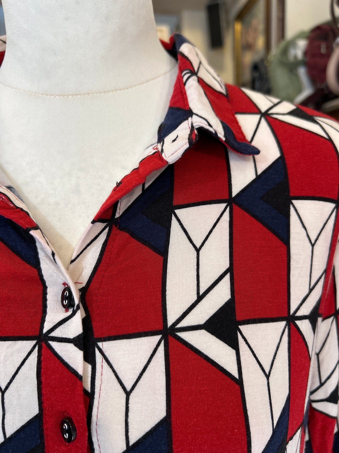 חולצה גאומטרית בשורות אדום שחור לבן - Image 3 by Crazy Line