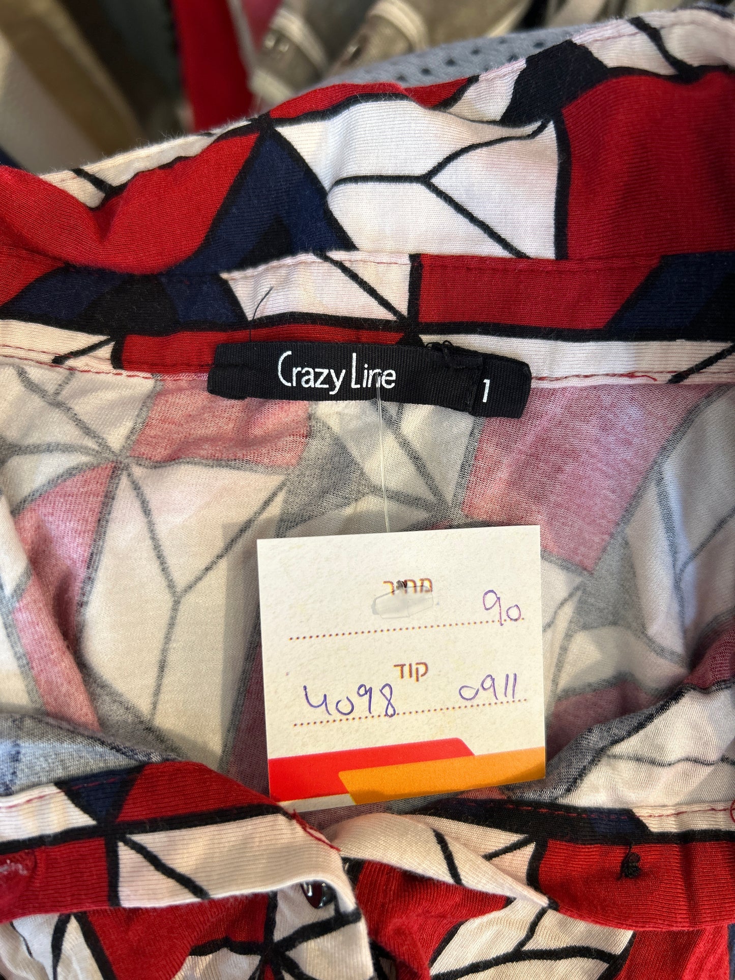 חולצה גאומטרית בשורות אדום שחור לבן - Image 4 by Crazy Line