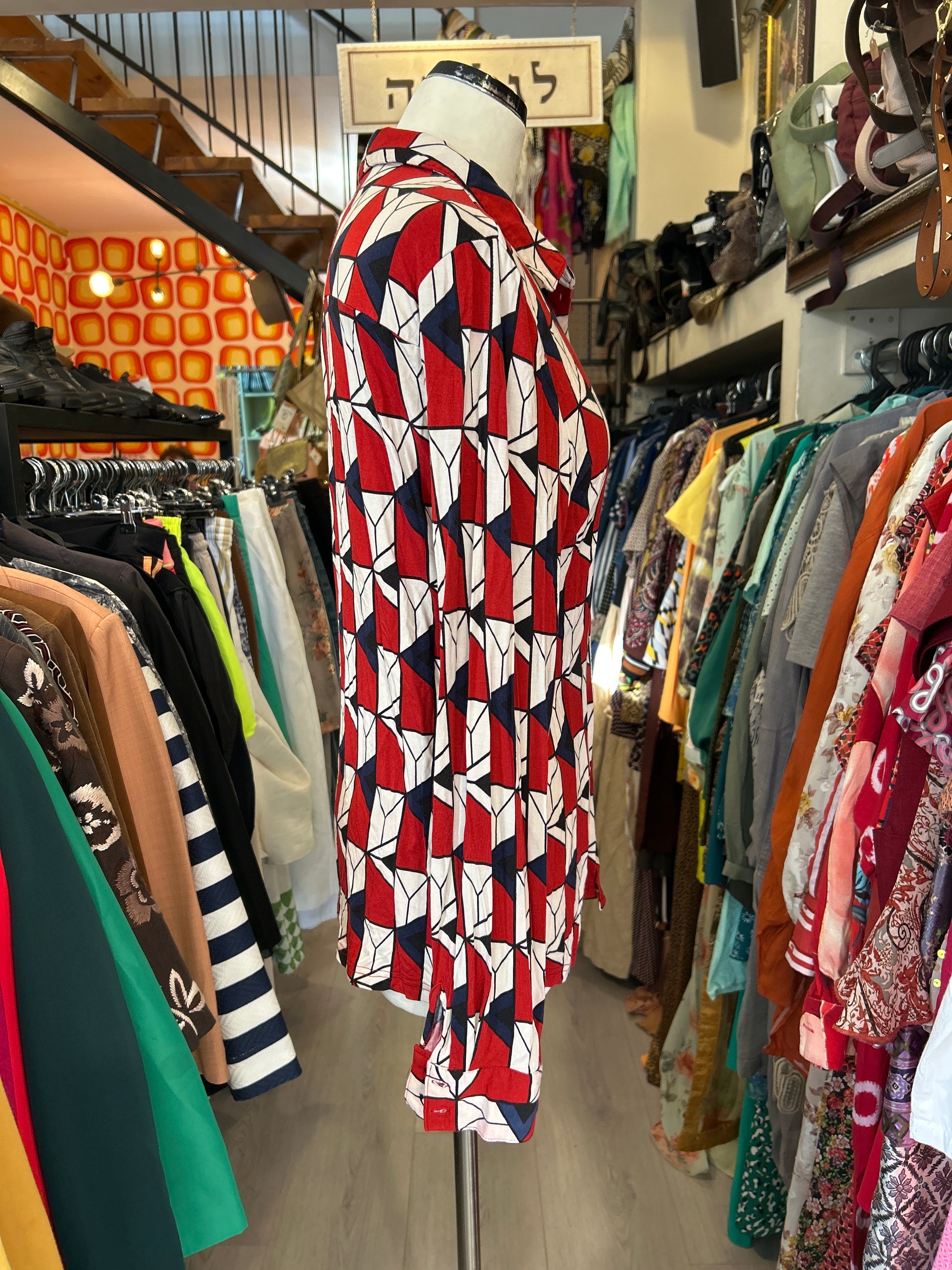 חולצה גאומטרית בשורות אדום שחור לבן - Image 5 by Crazy Line