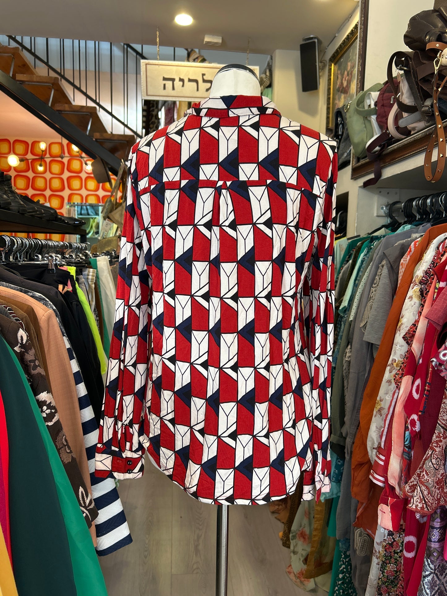 חולצה גאומטרית בשורות אדום שחור לבן - Image 6 by Crazy Line