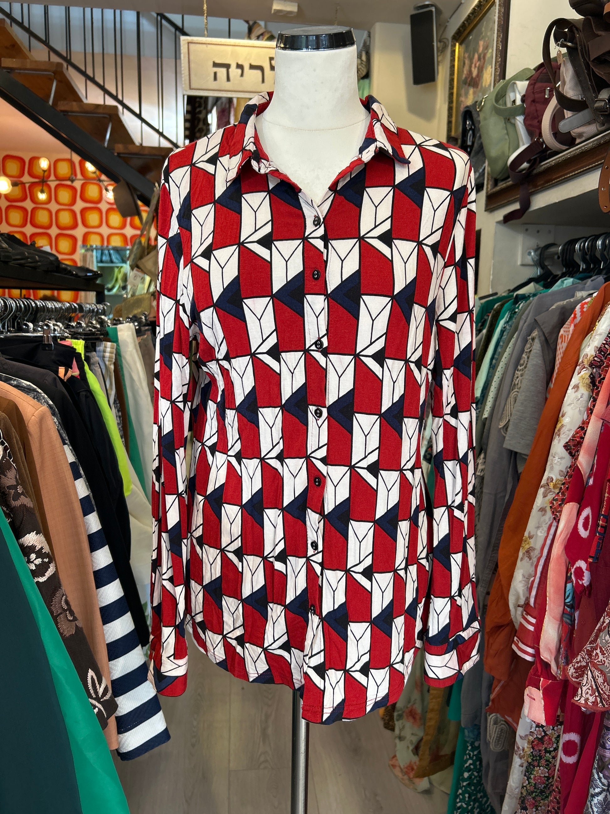 חולצה גאומטרית בשורות אדום שחור לבן - Image 2 by Crazy Line