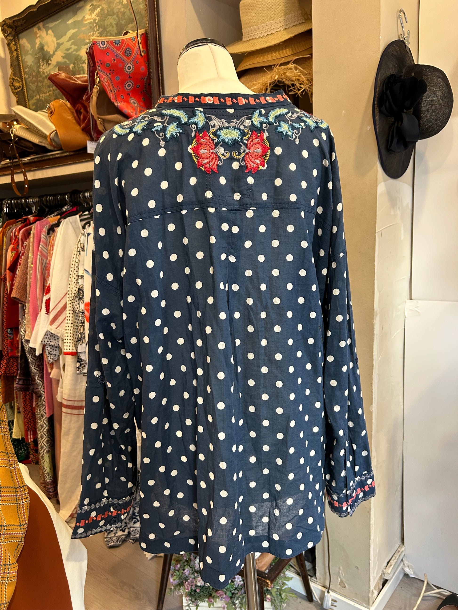 חולצה רקומה - Image 4 by Johnny Was