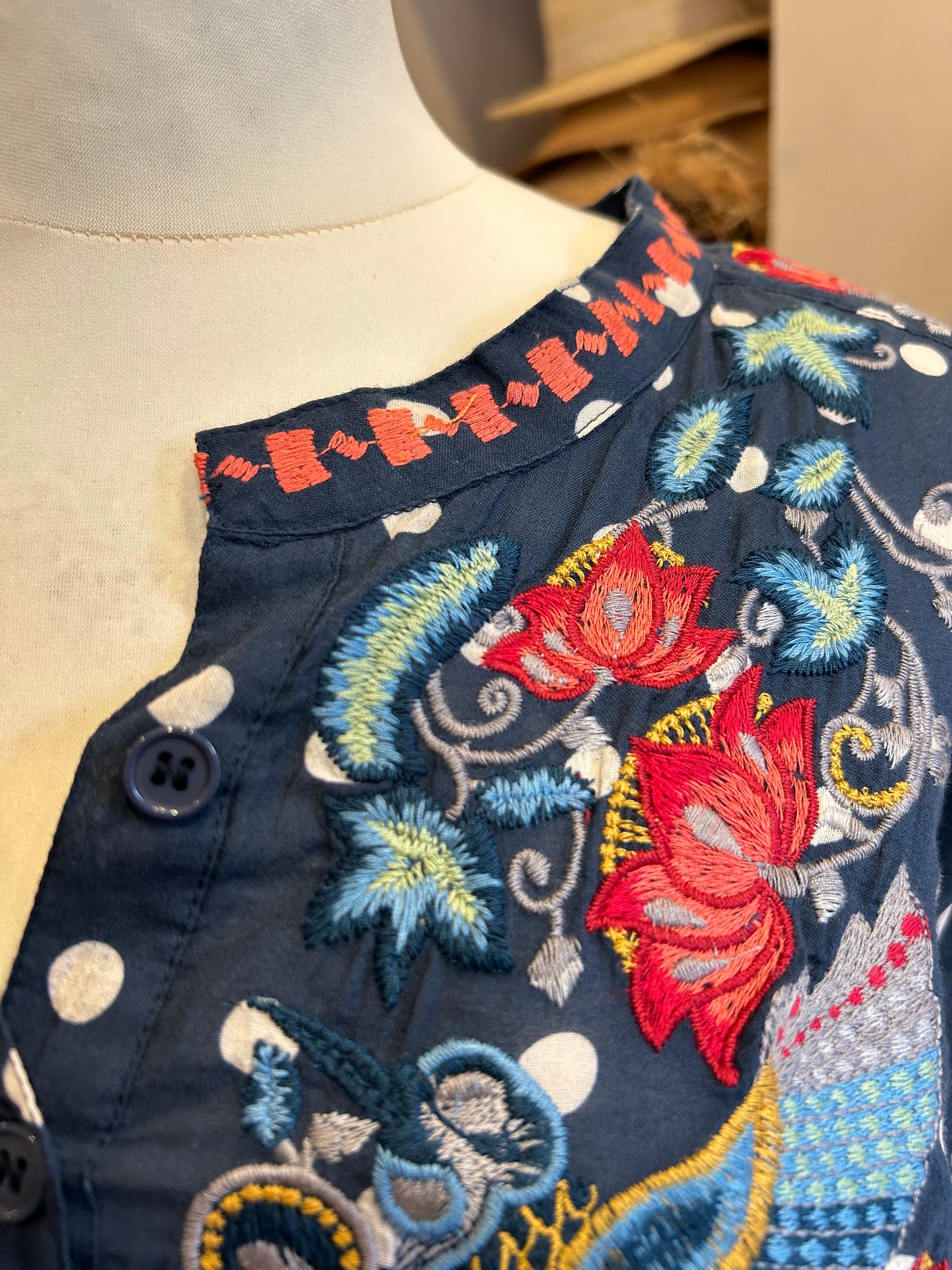 חולצה רקומה - Image 5 by Johnny Was