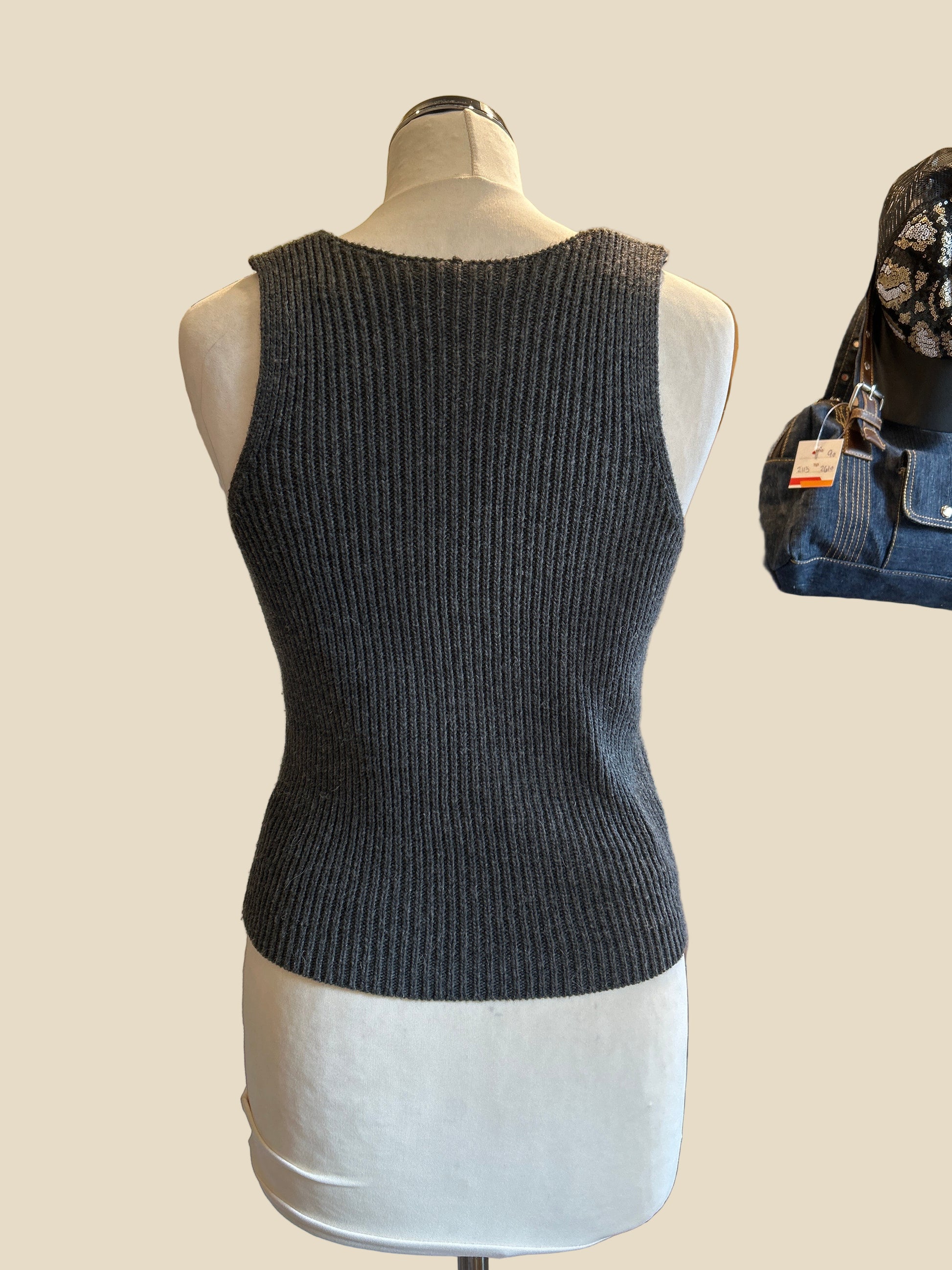 גופית סריג אפורה  - Image 4 by Brandy Melville