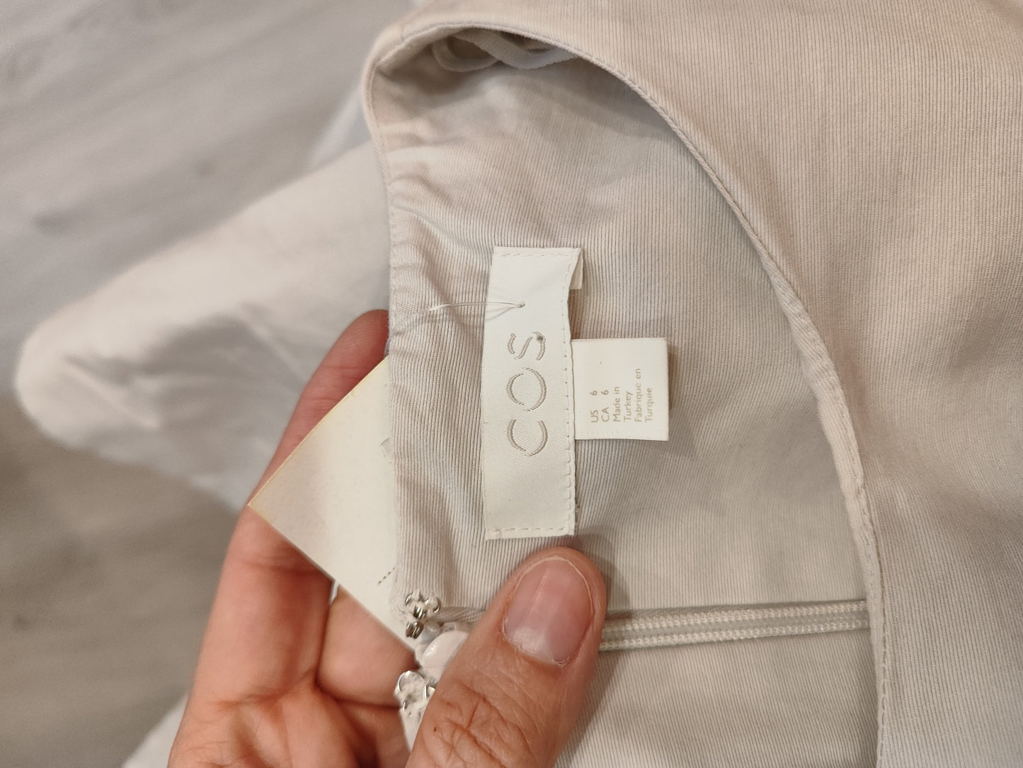 שמלת COS לבנה - Image 3 by COS