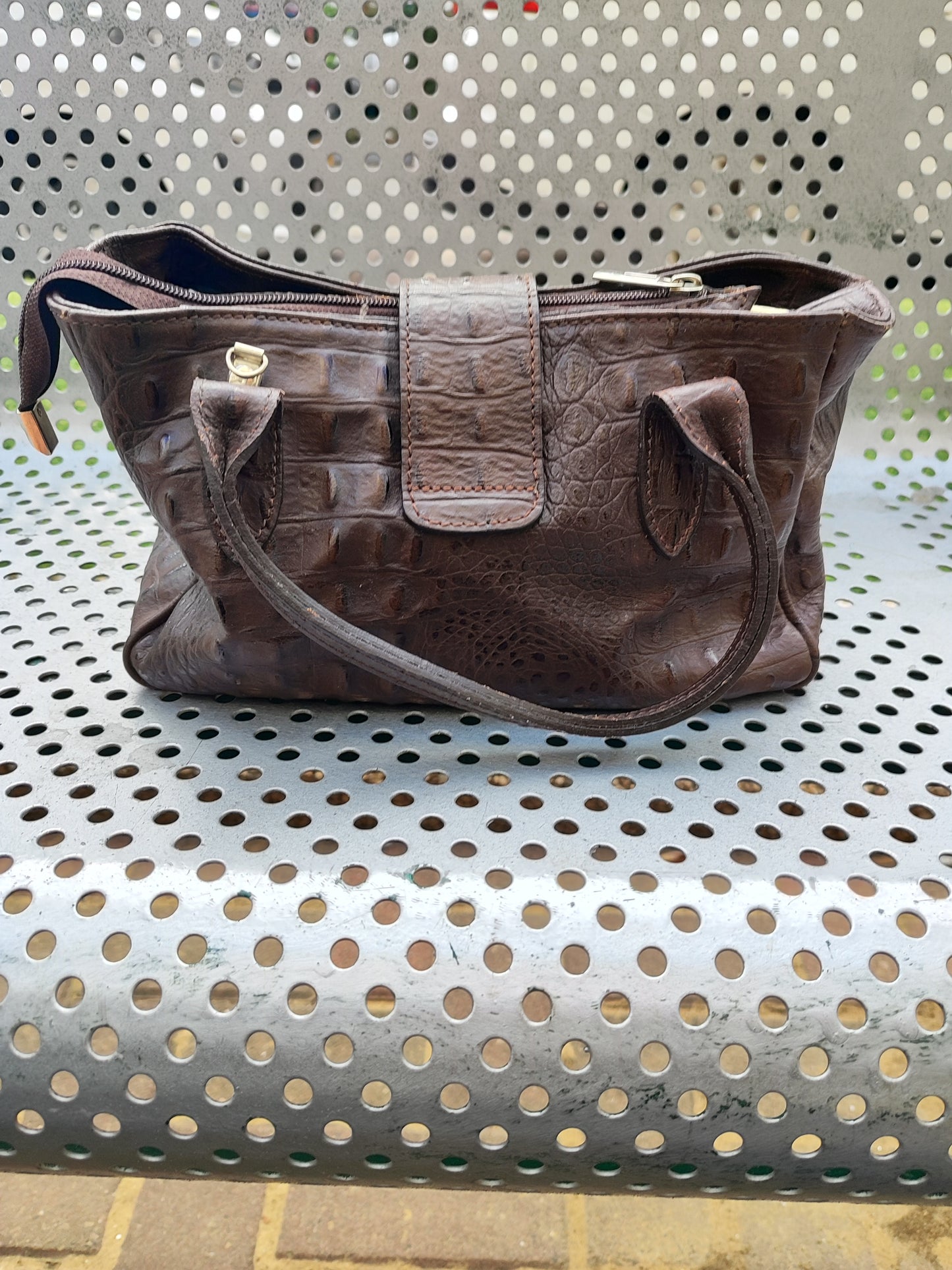 תיק עור חום בטקסטורת קרוקודיל  - Image 2