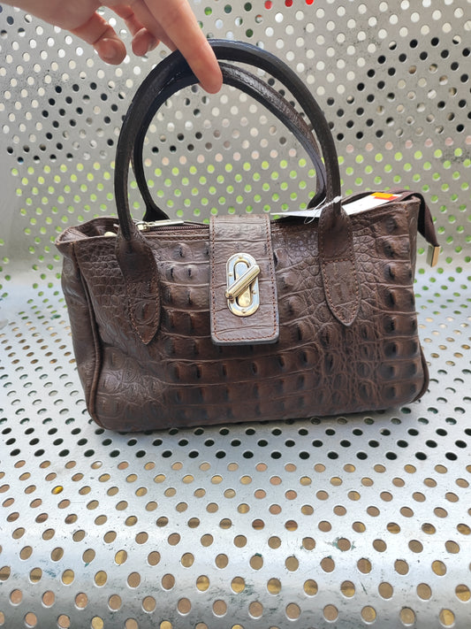 תיק עור חום בטקסטורת קרוקודיל  - Image 3