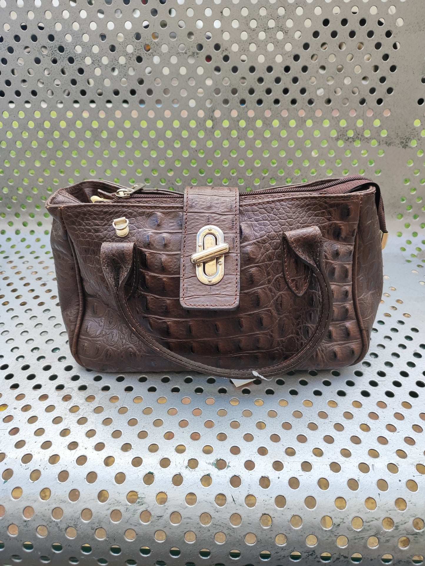 תיק עור חום בטקסטורת קרוקודיל  - Image 4