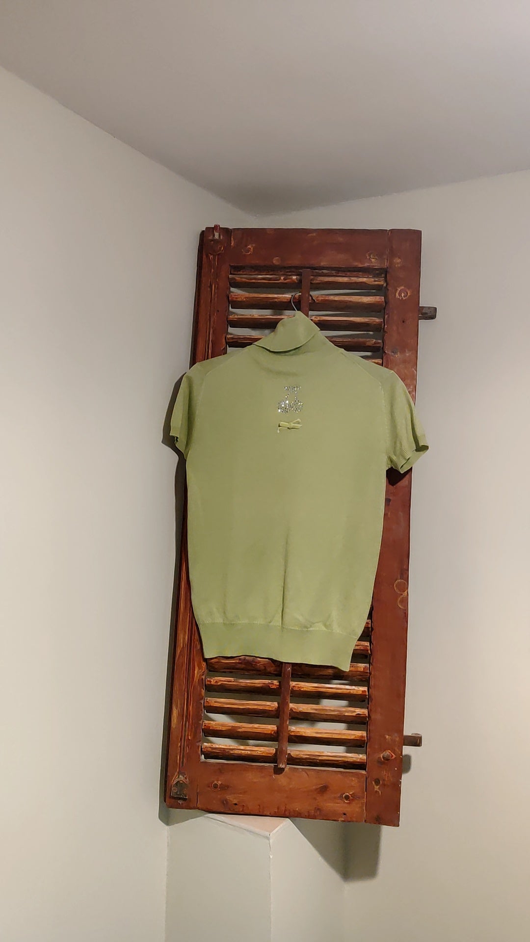 חולצת גולף ירוקה דובדבן ניצנוץ ופפיון  by סליס - Size S-M