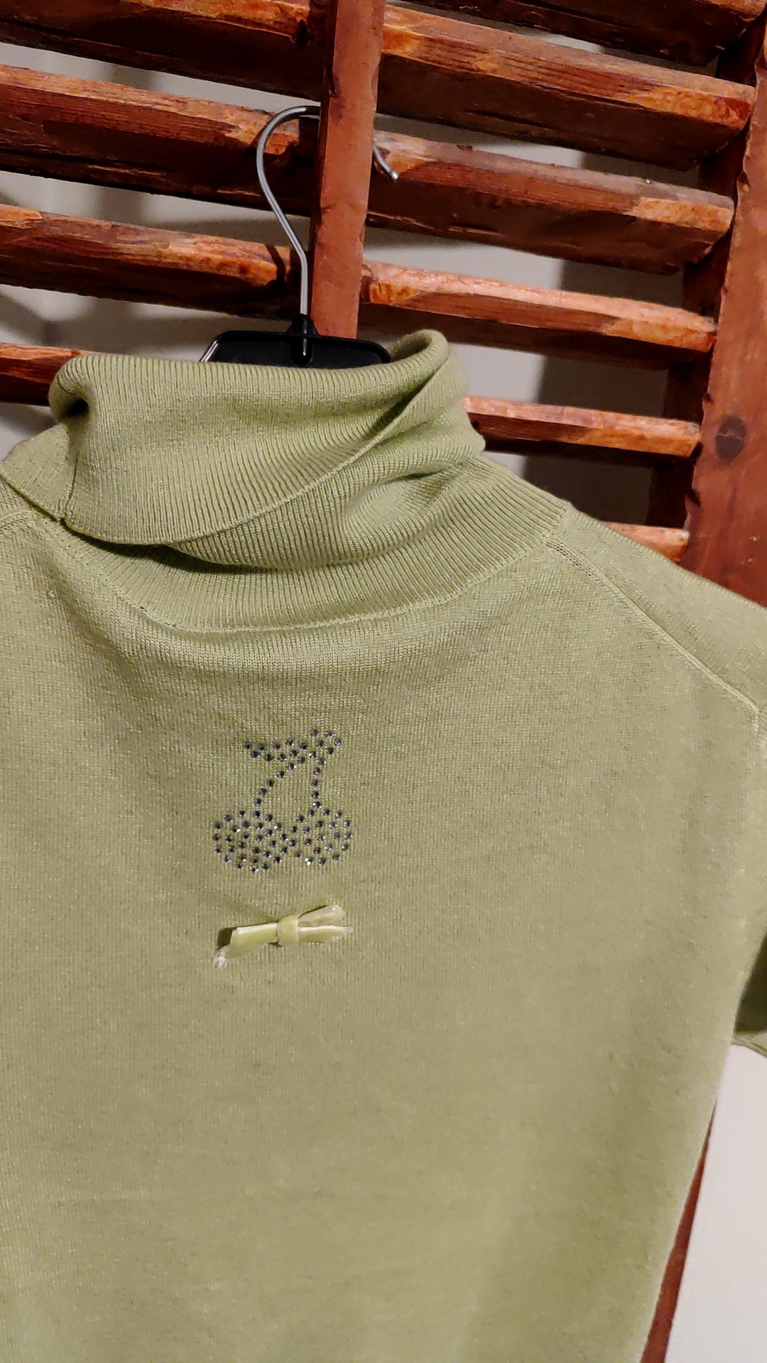 חולצת גולף ירוקה דובדבן ניצנוץ ופפיון  - Image 2 by סליס