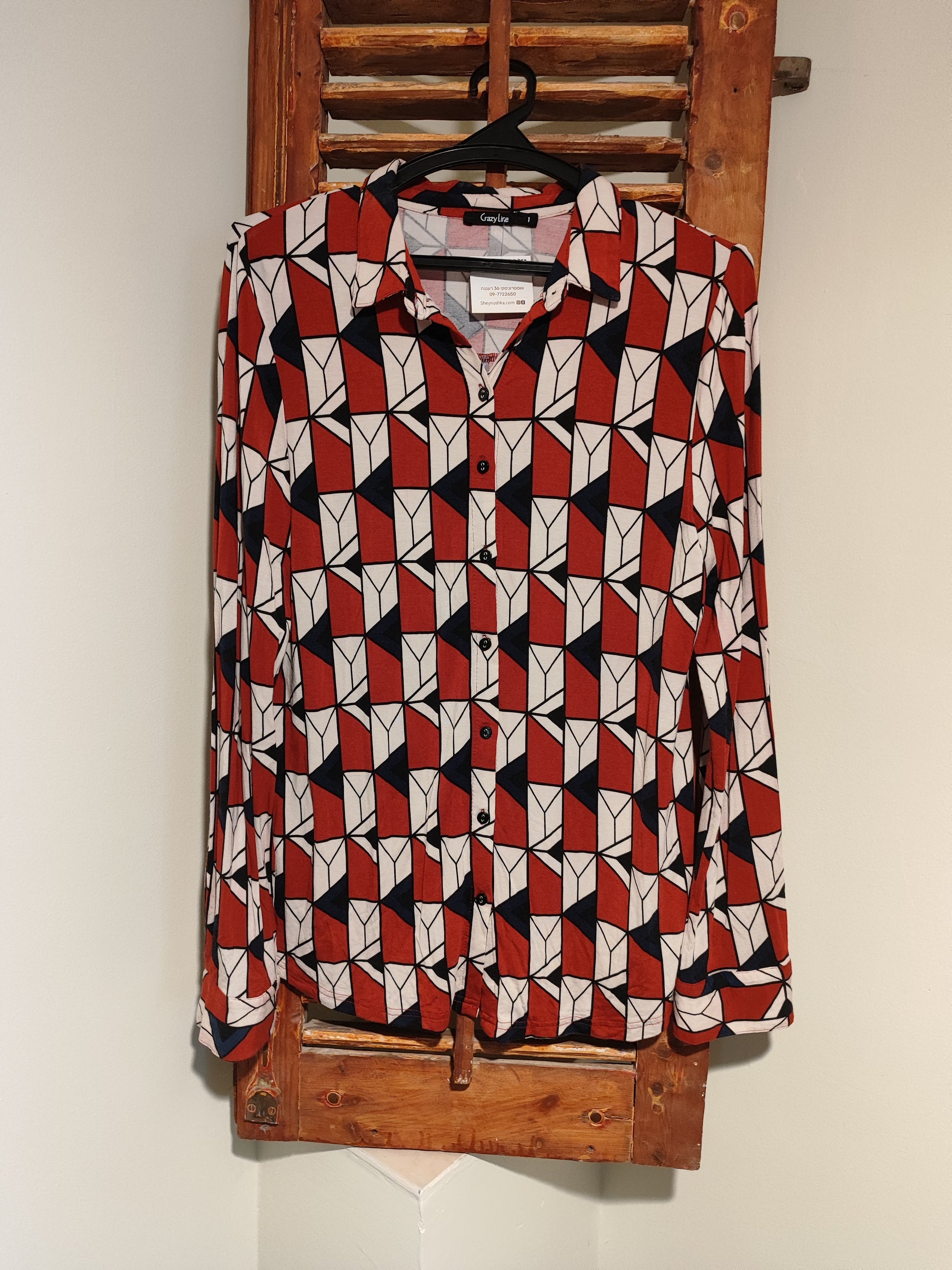 חולצה גאומטרית בשורות אדום שחור לבן by Crazy Line - Size 1