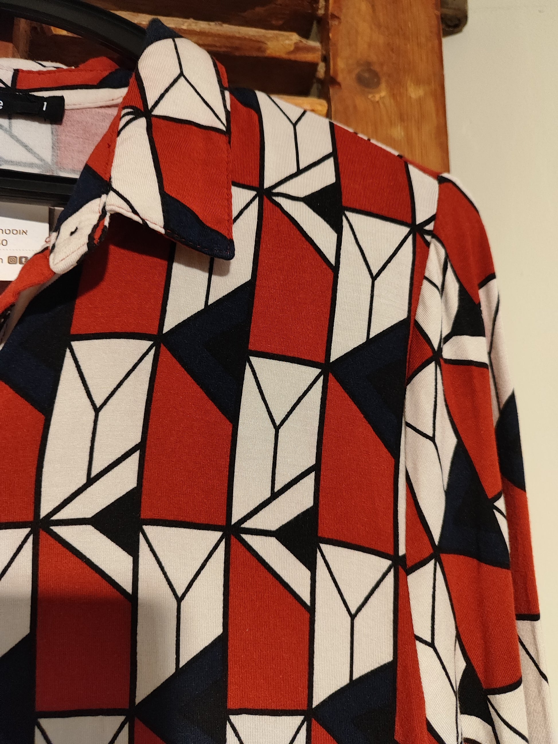 חולצה גאומטרית בשורות אדום שחור לבן - Image 7 by Crazy Line