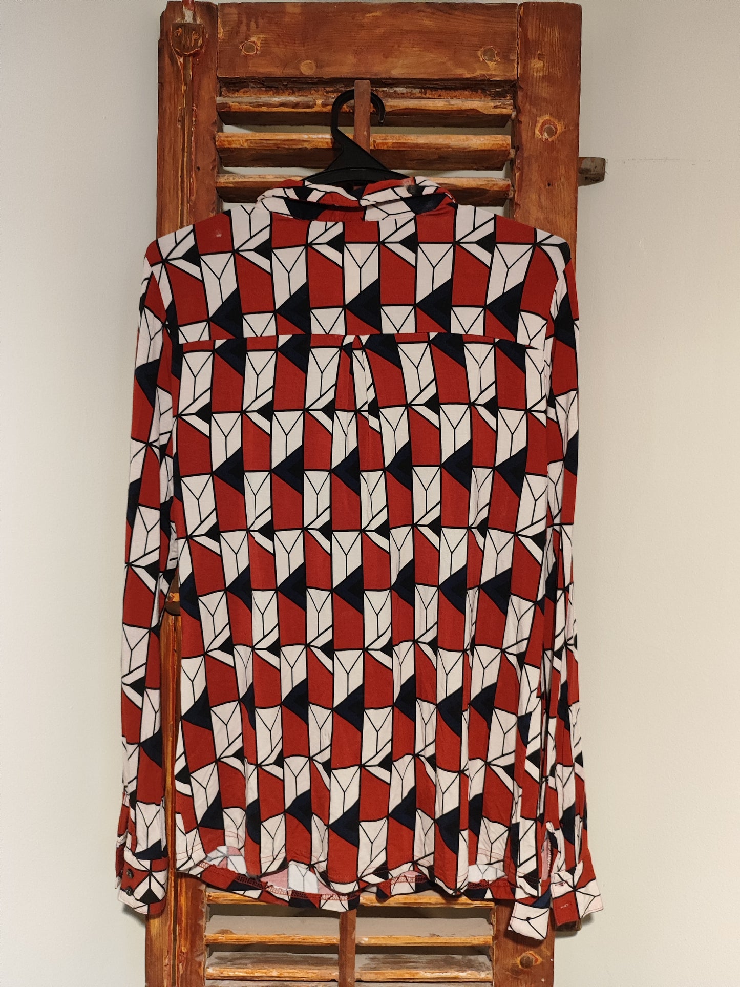 חולצה גאומטרית בשורות אדום שחור לבן - Image 8 by Crazy Line