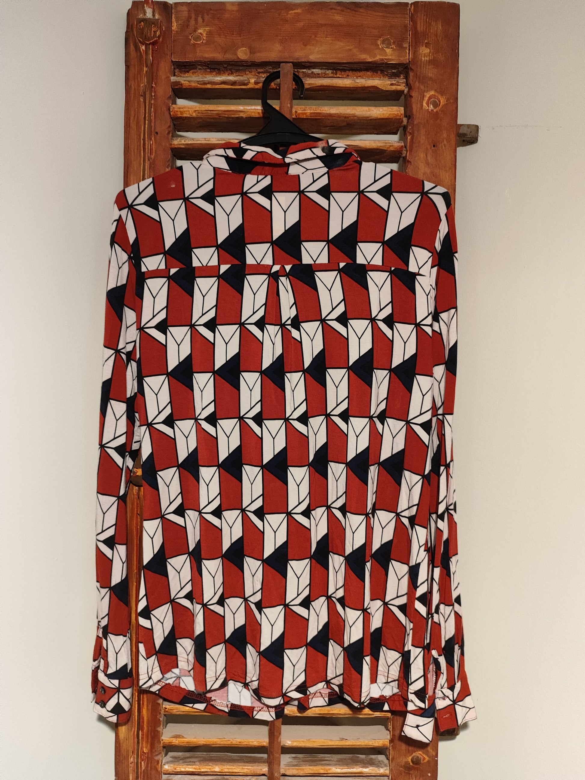 חולצה גאומטרית בשורות אדום שחור לבן - Image 8 by Crazy Line