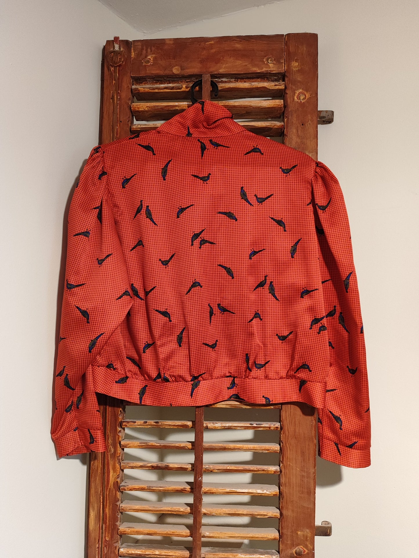 חולצה/ג'קט אדומה בתפזורת טווסים  - Image 3 by Felicia