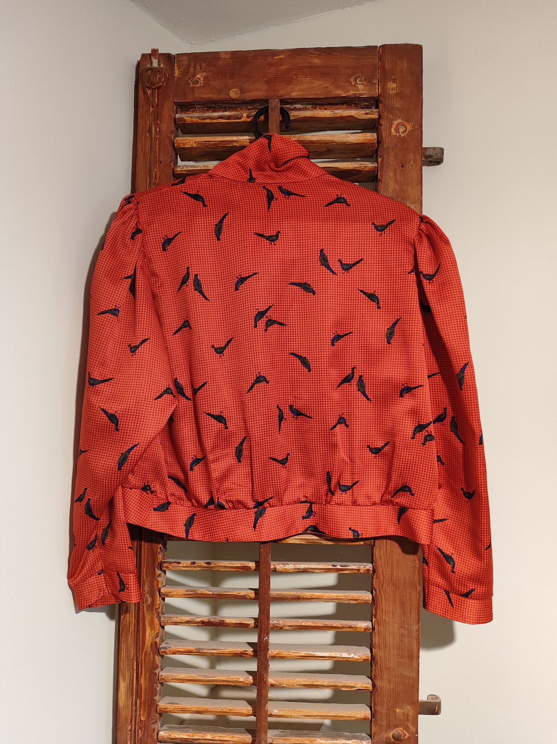 חולצה/ג'קט אדומה בתפזורת טווסים  - Image 3 by Felicia