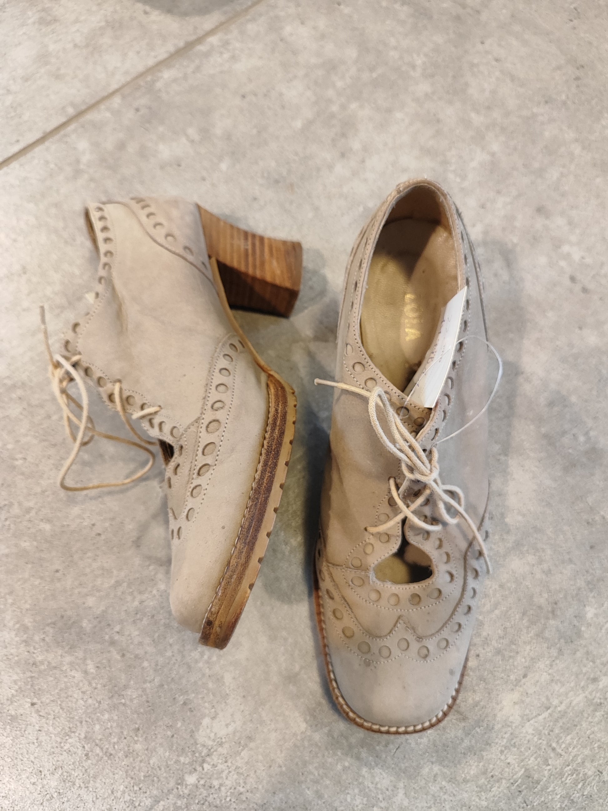 נעלי קרם עקב וינטג׳ בשרוכים ועיגולים - Image 3