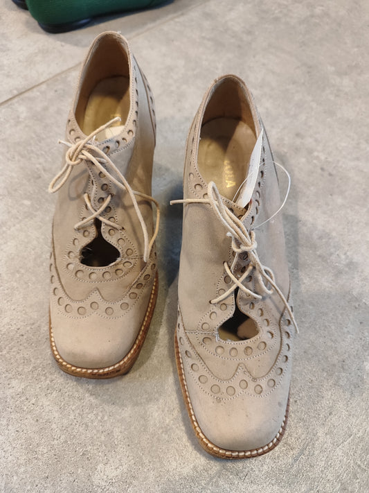 נעלי קרם עקב וינטג׳ בשרוכים ועיגולים - Size 36