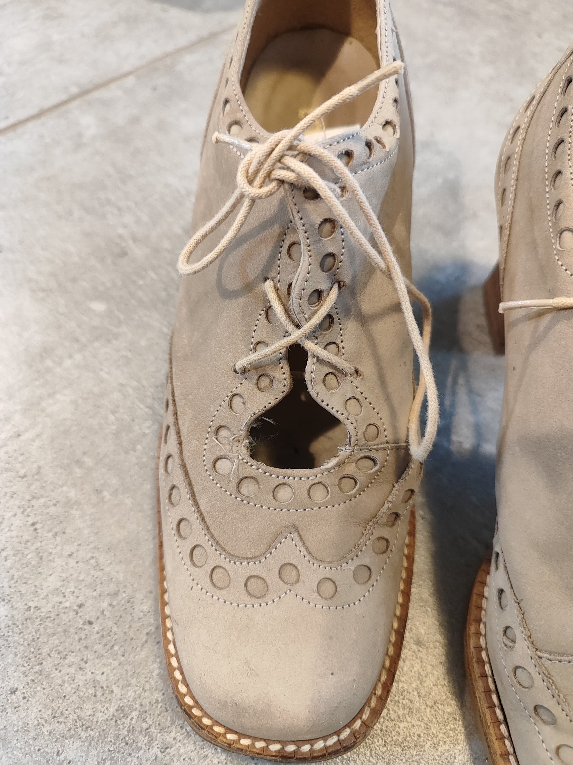 נעלי קרם עקב וינטג׳ בשרוכים ועיגולים - Image 2