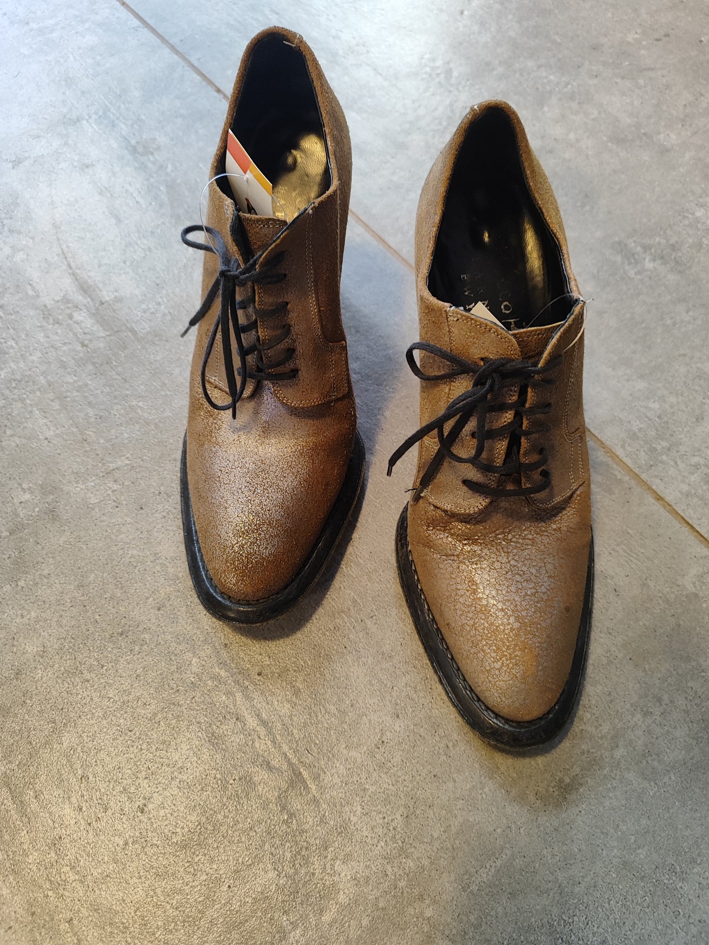 נעלי עקב חומות בנגיעות זהב - Size 36