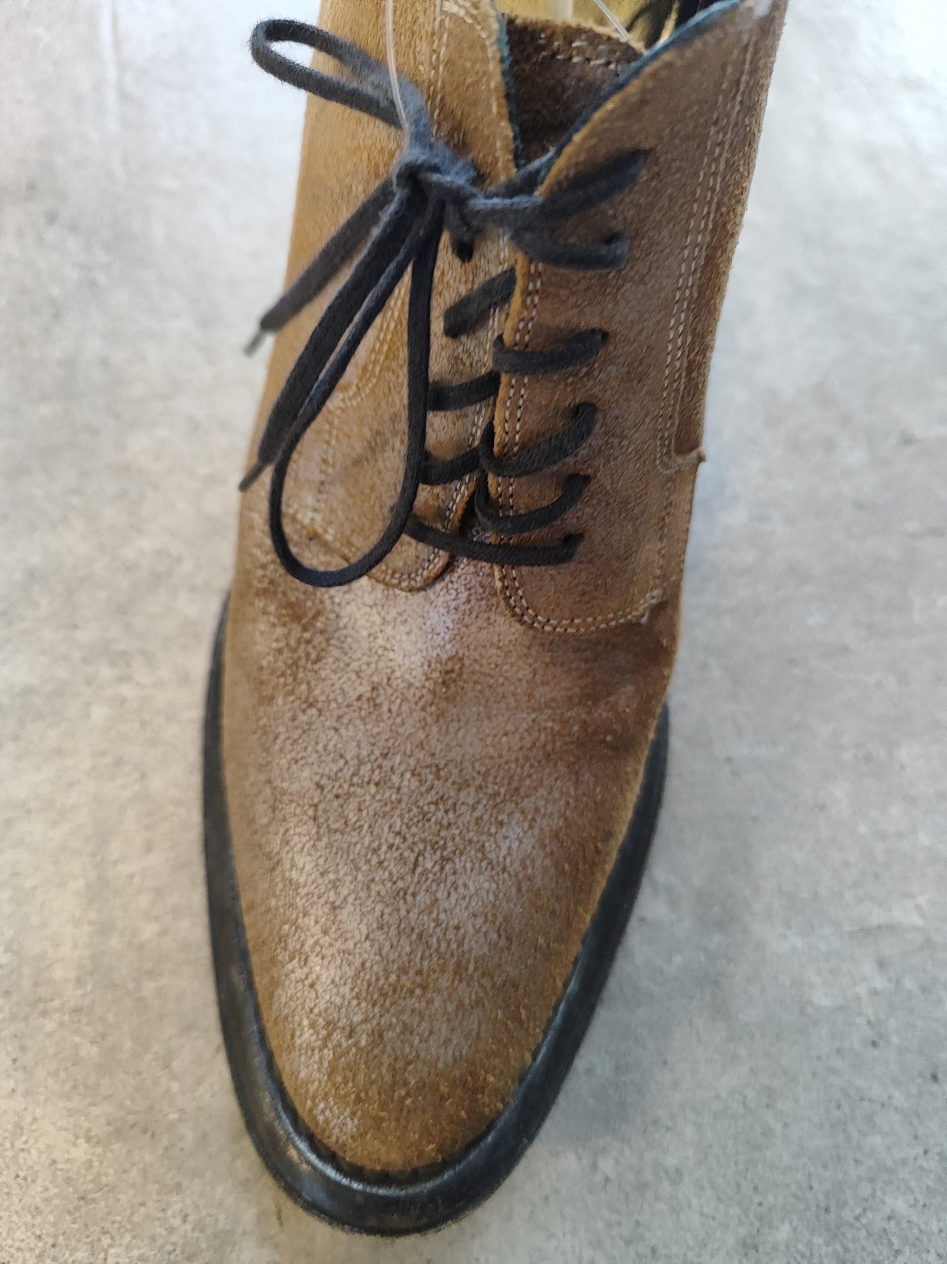 נעלי עקב חומות בנגיעות זהב - Image 3