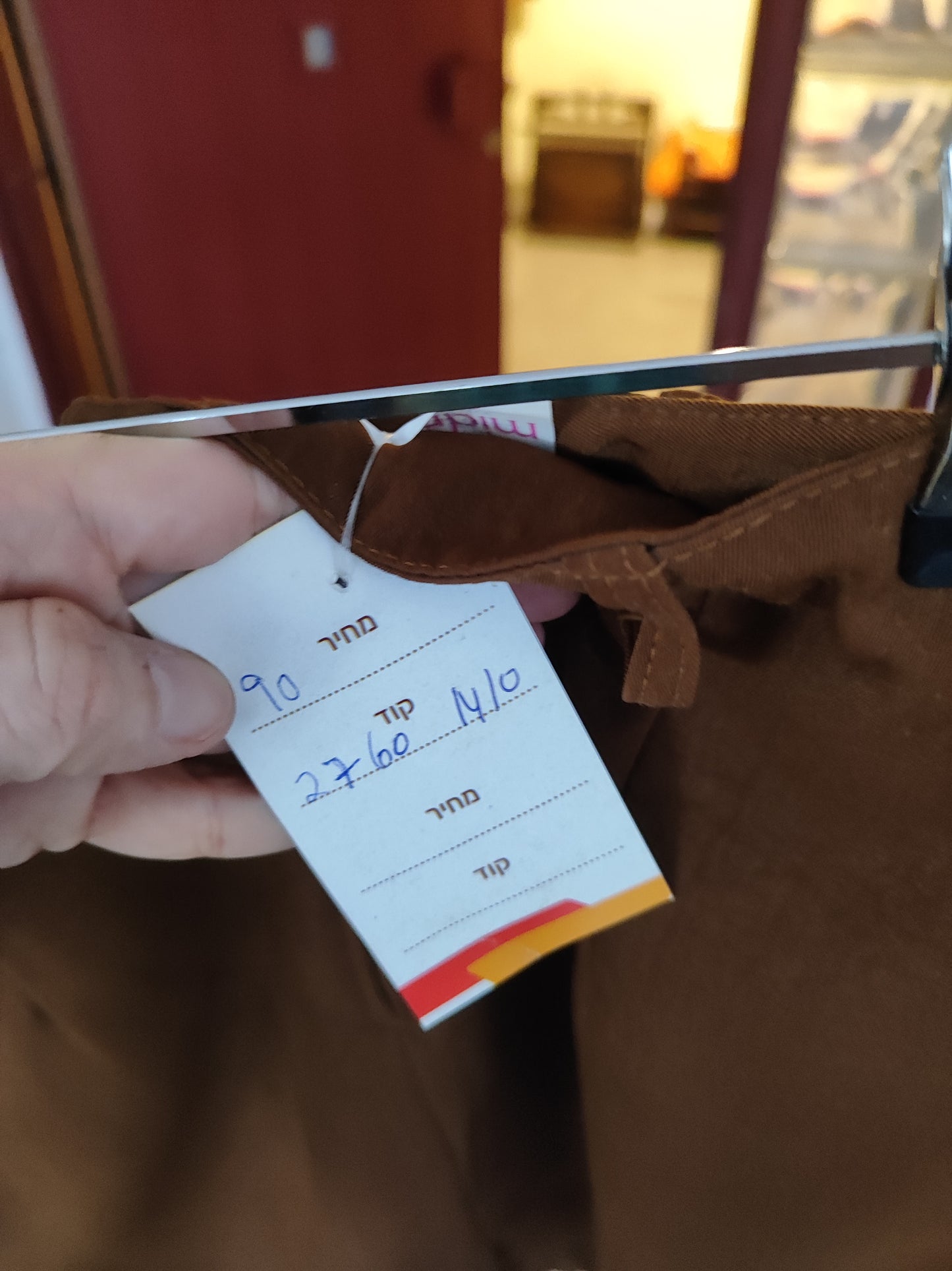 חצאית עפרון חומה קלאסית - Image 2