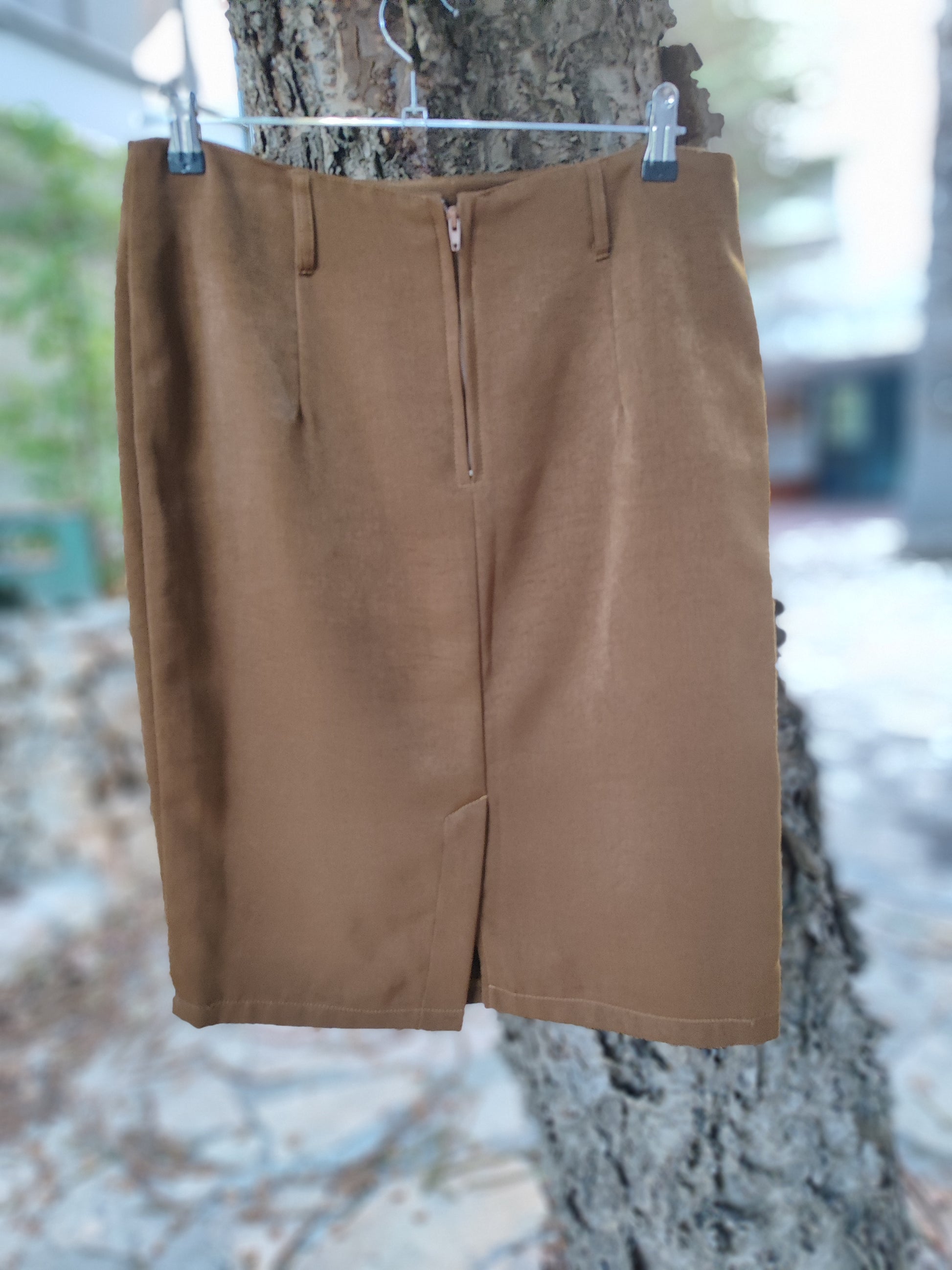 חצאית עפרון חומה קלאסית - Image 3