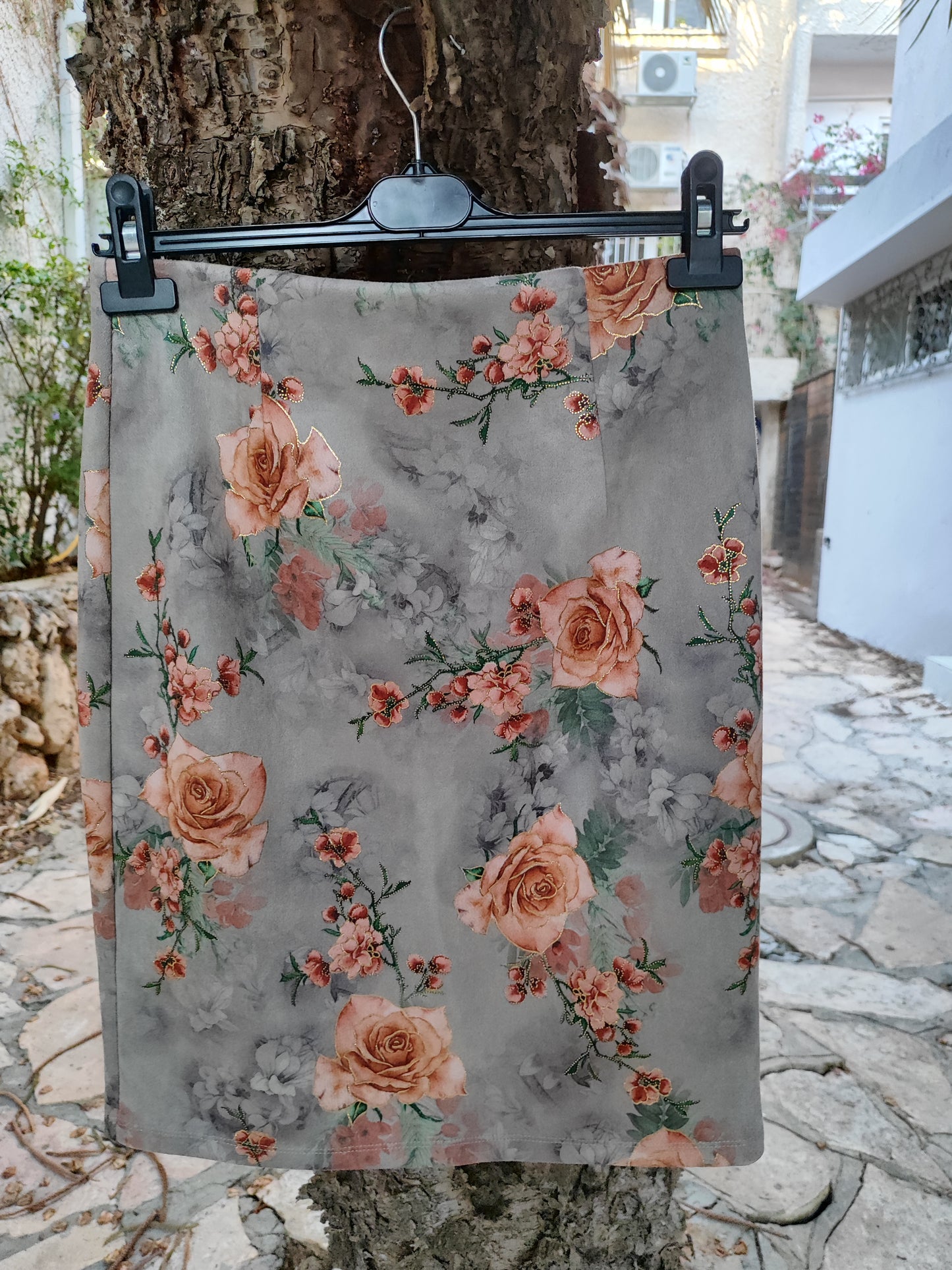 חצאית אפורה בורדים ורודים - Image 3 by Stretch