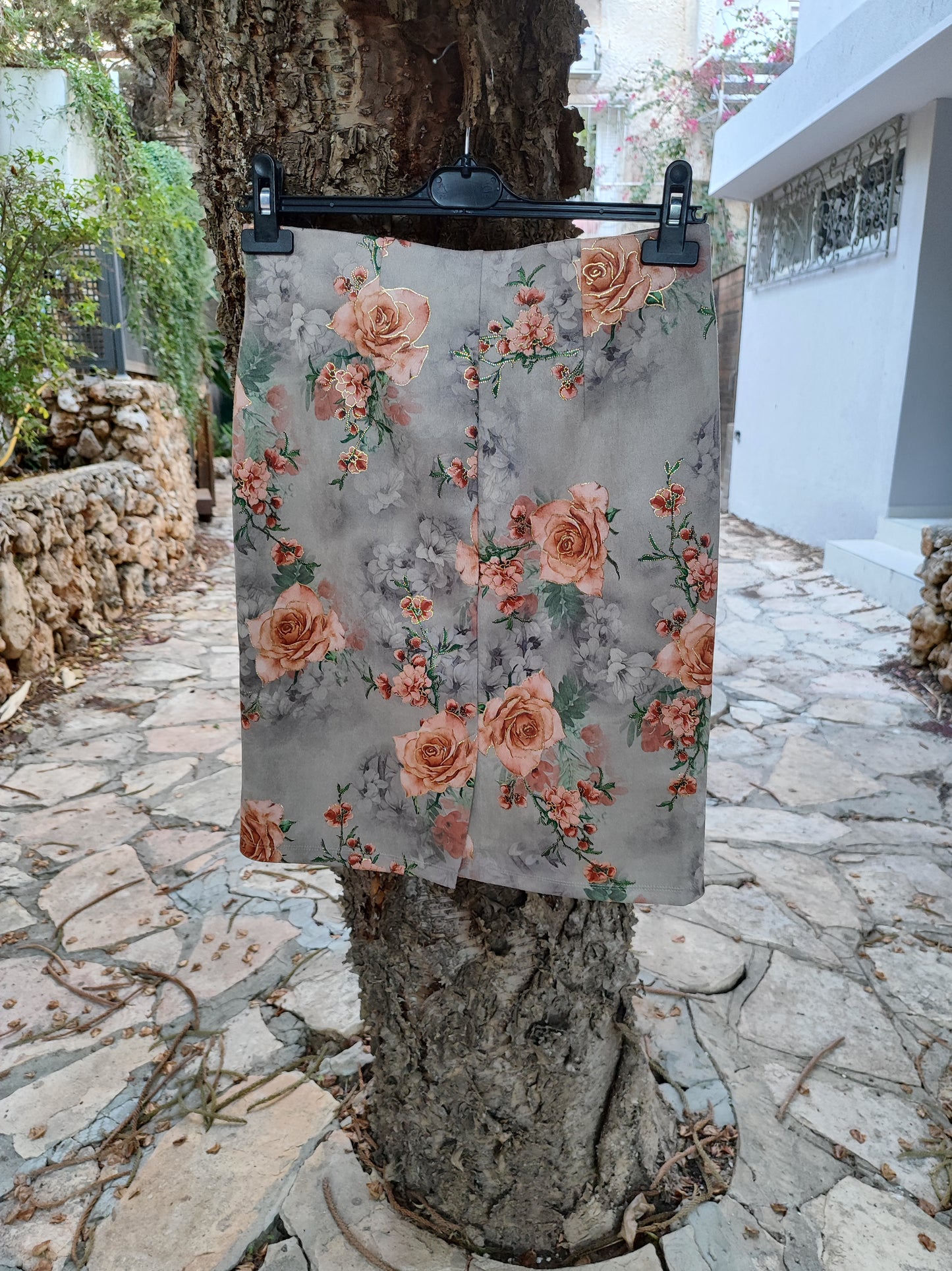 חצאית אפורה בורדים ורודים by Stretch - Size M