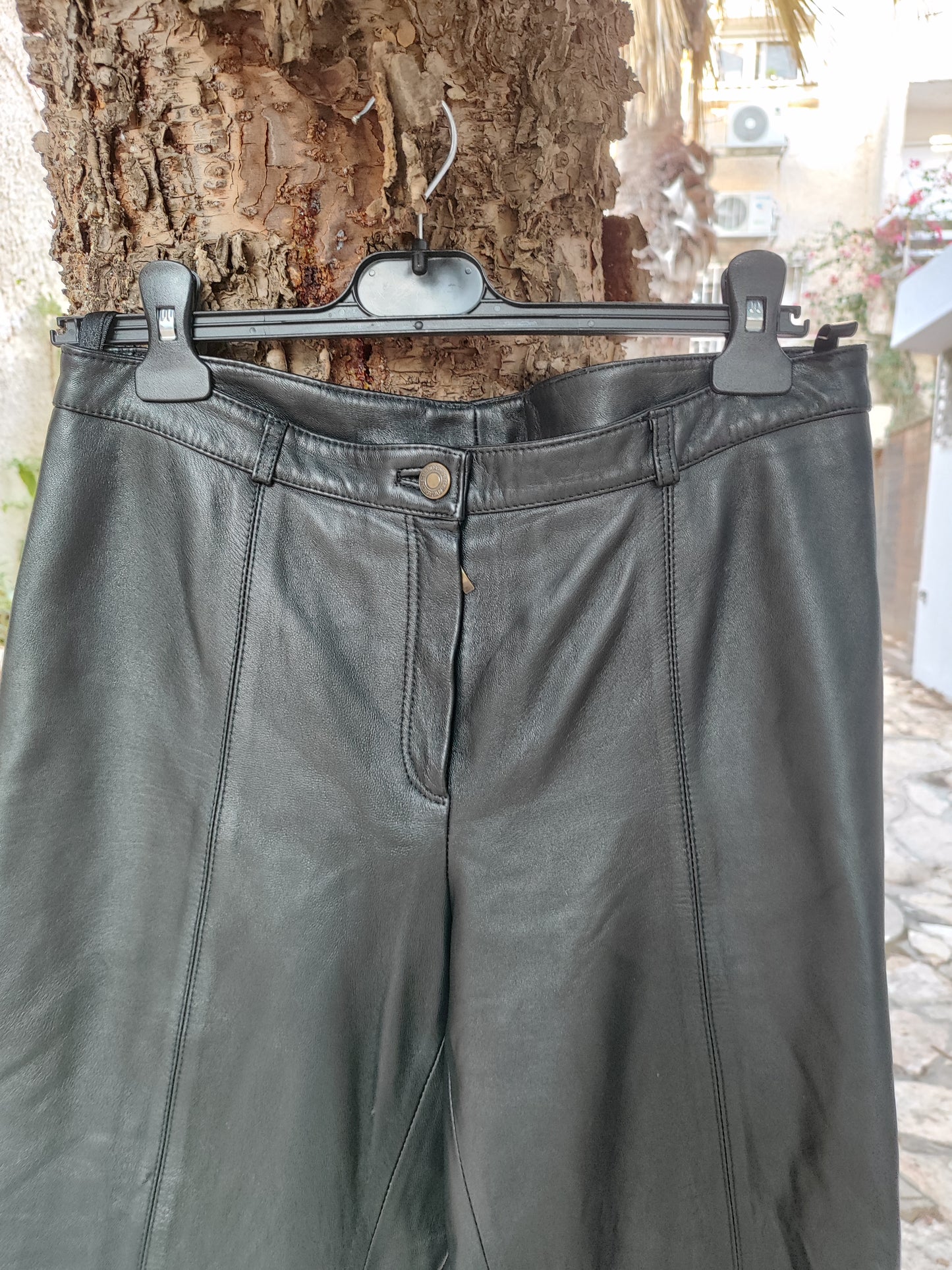 מכנסיים עור שחור במראה יוקרתי - Image 4