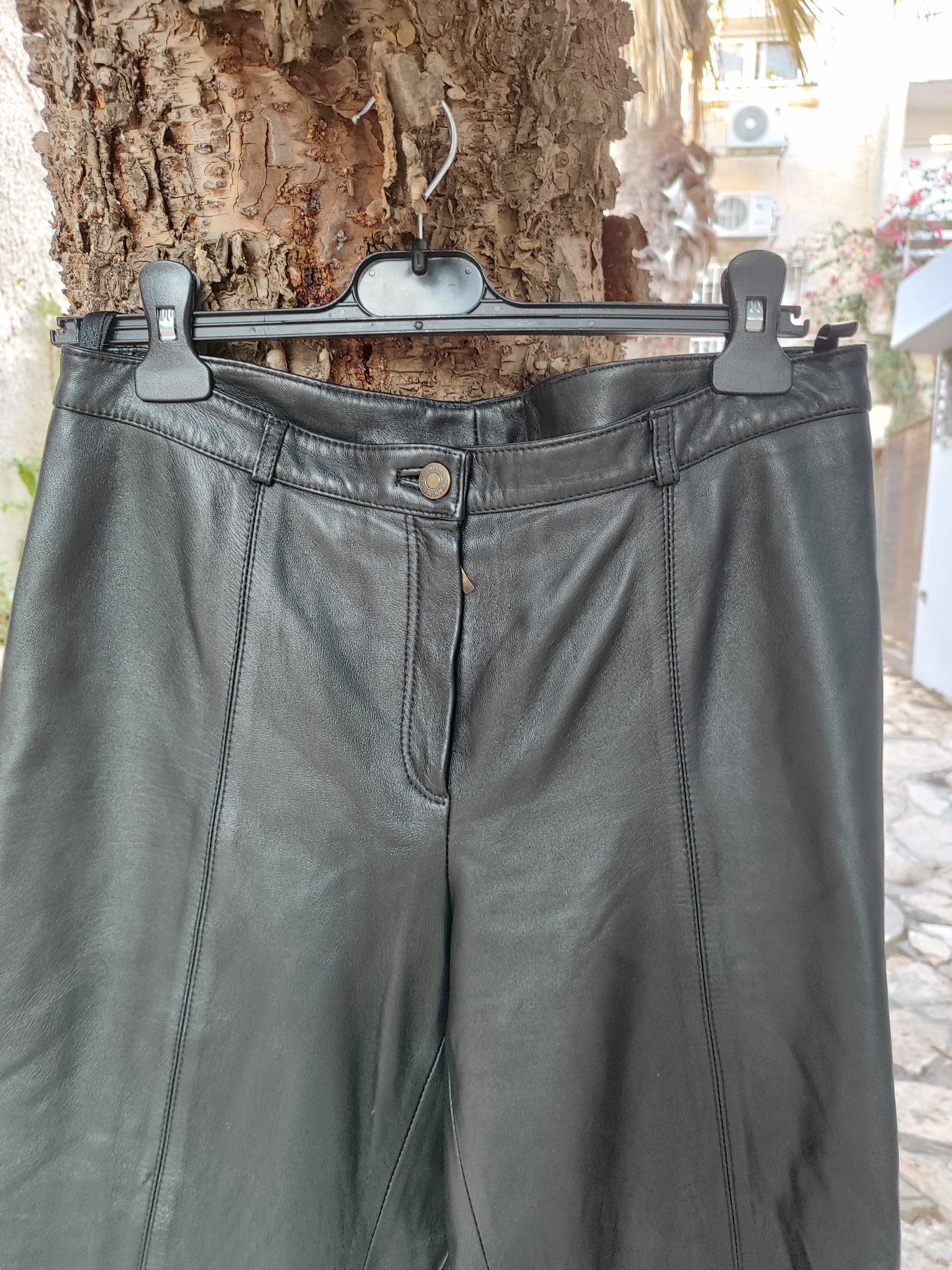 מכנסיים עור שחור במראה יוקרתי - Image 4