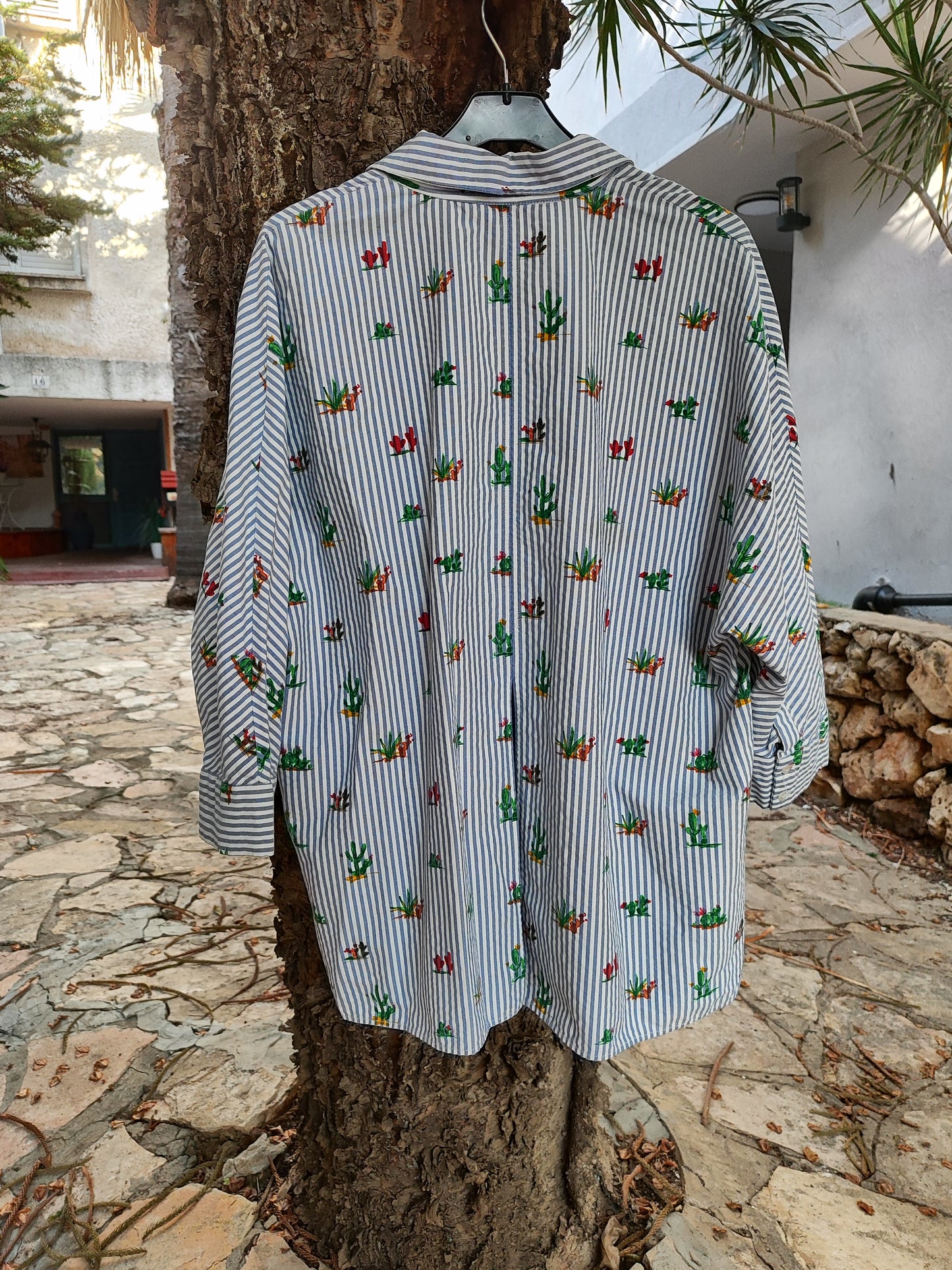 חולצת פסים בצמחי מדבר - Image 6