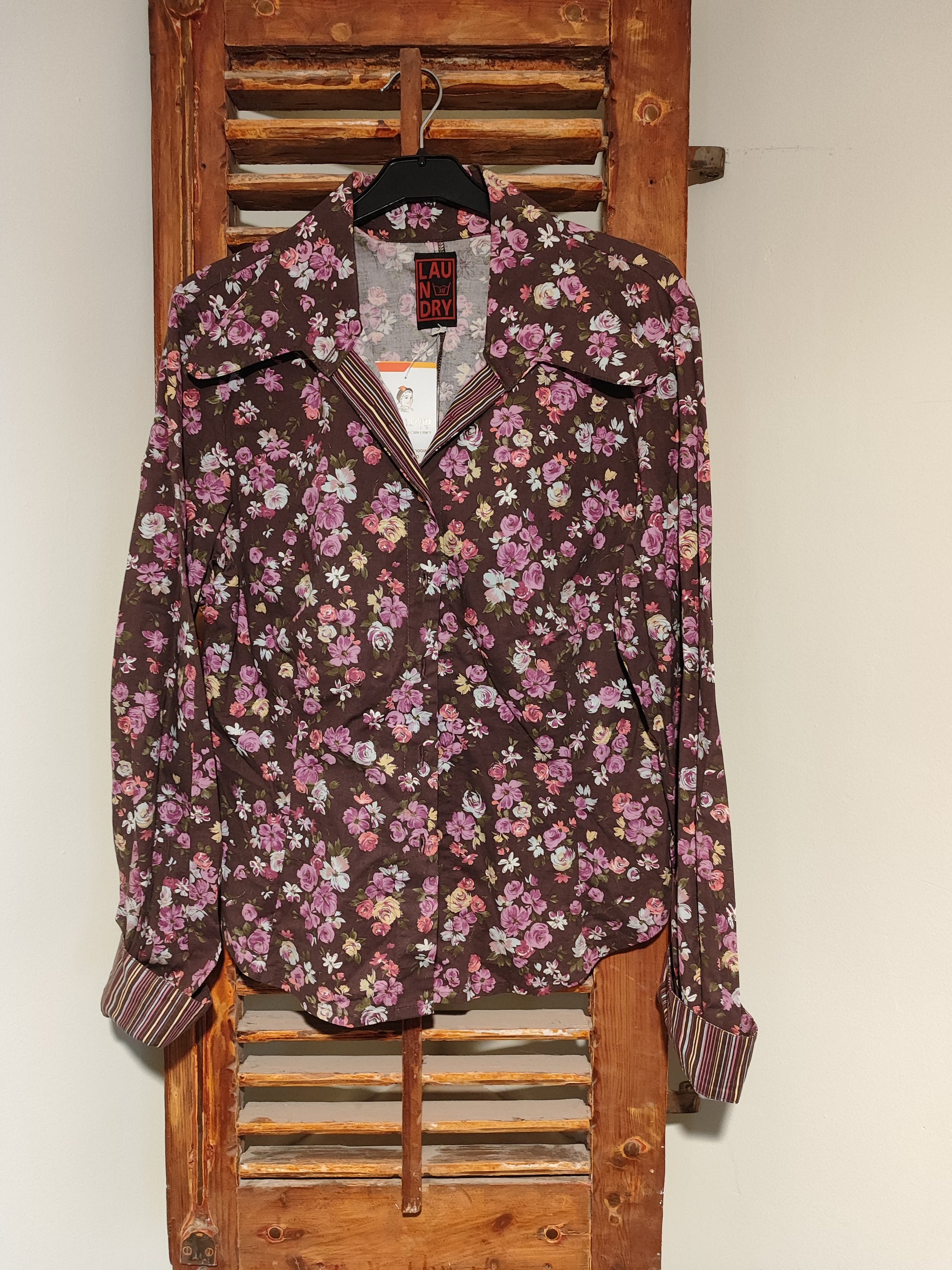 חולצת פרחונית מכופתרת פסים בסופים - Image 3 by Laundry