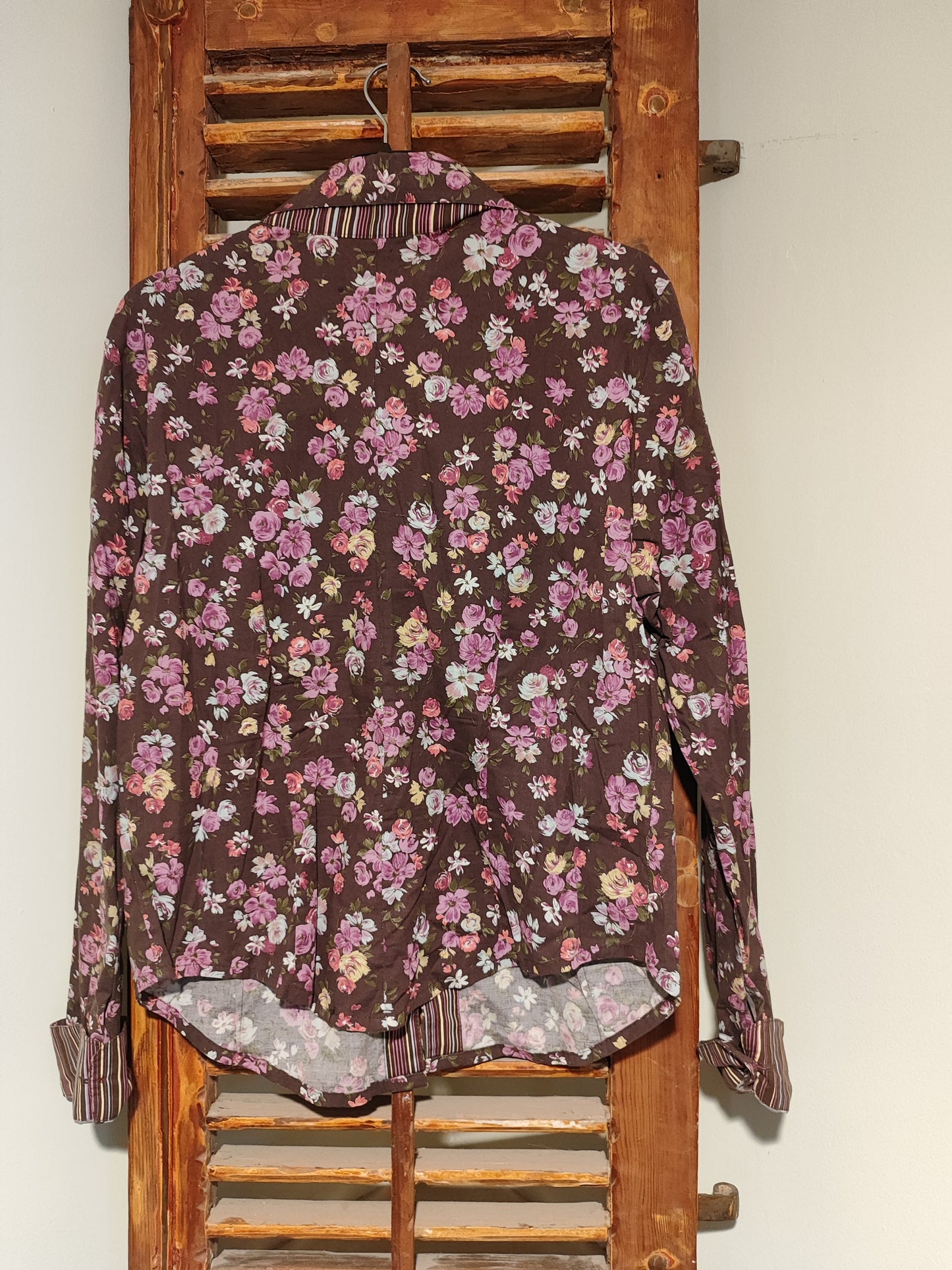 חולצת פרחונית מכופתרת פסים בסופים - Image 2 by Laundry