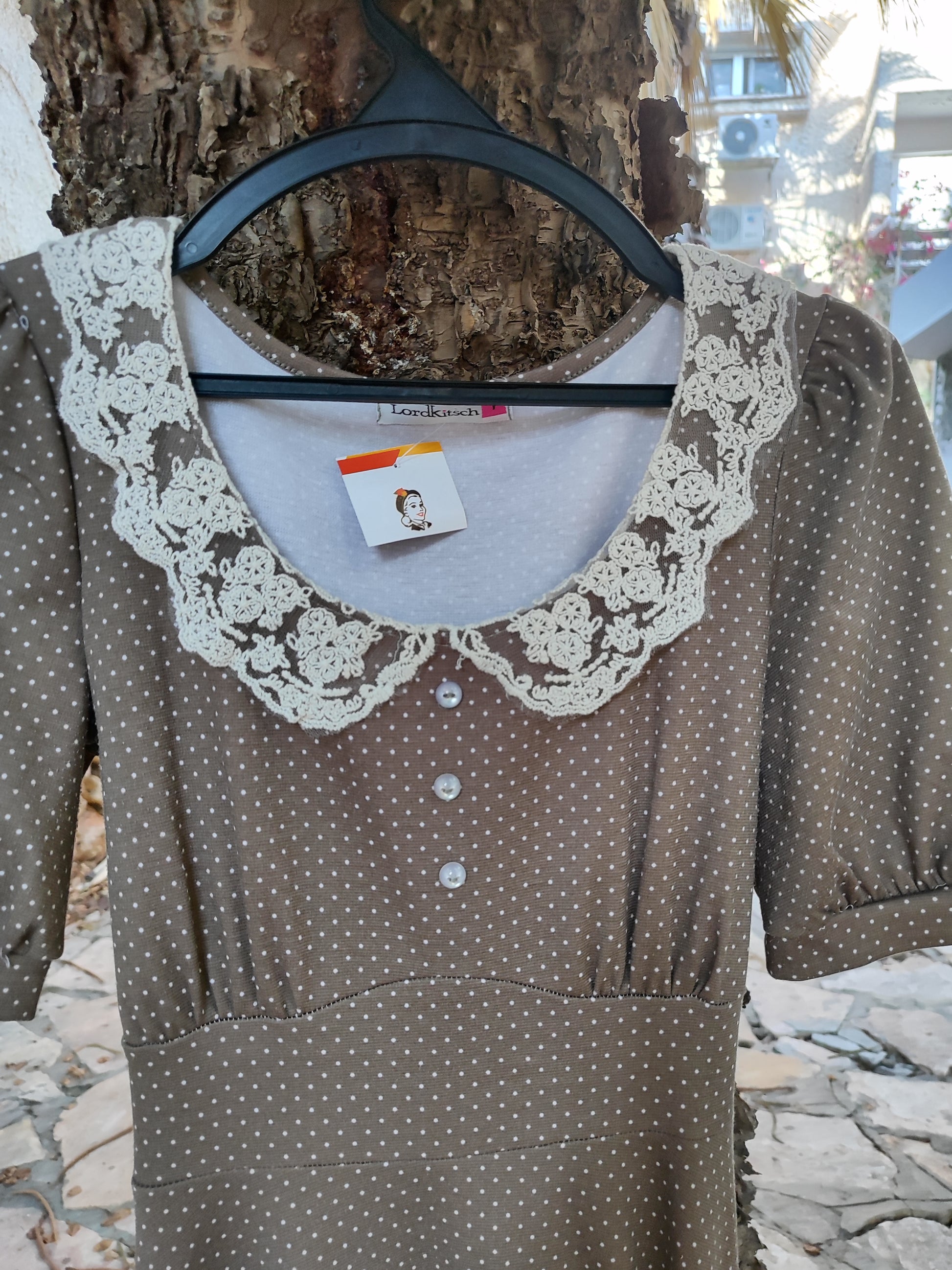 שמלה בובתית וינטג' במוקה ונקודות לבנות - Image 6 by LordKitsch