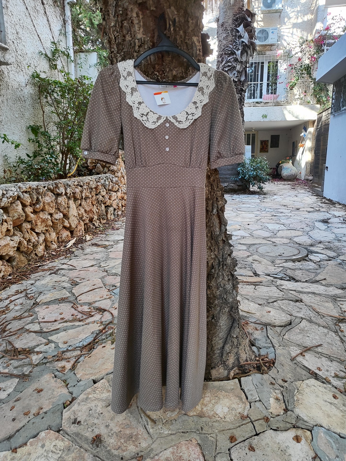 שמלה בובתית וינטג' במוקה ונקודות לבנות - Image 7 by LordKitsch