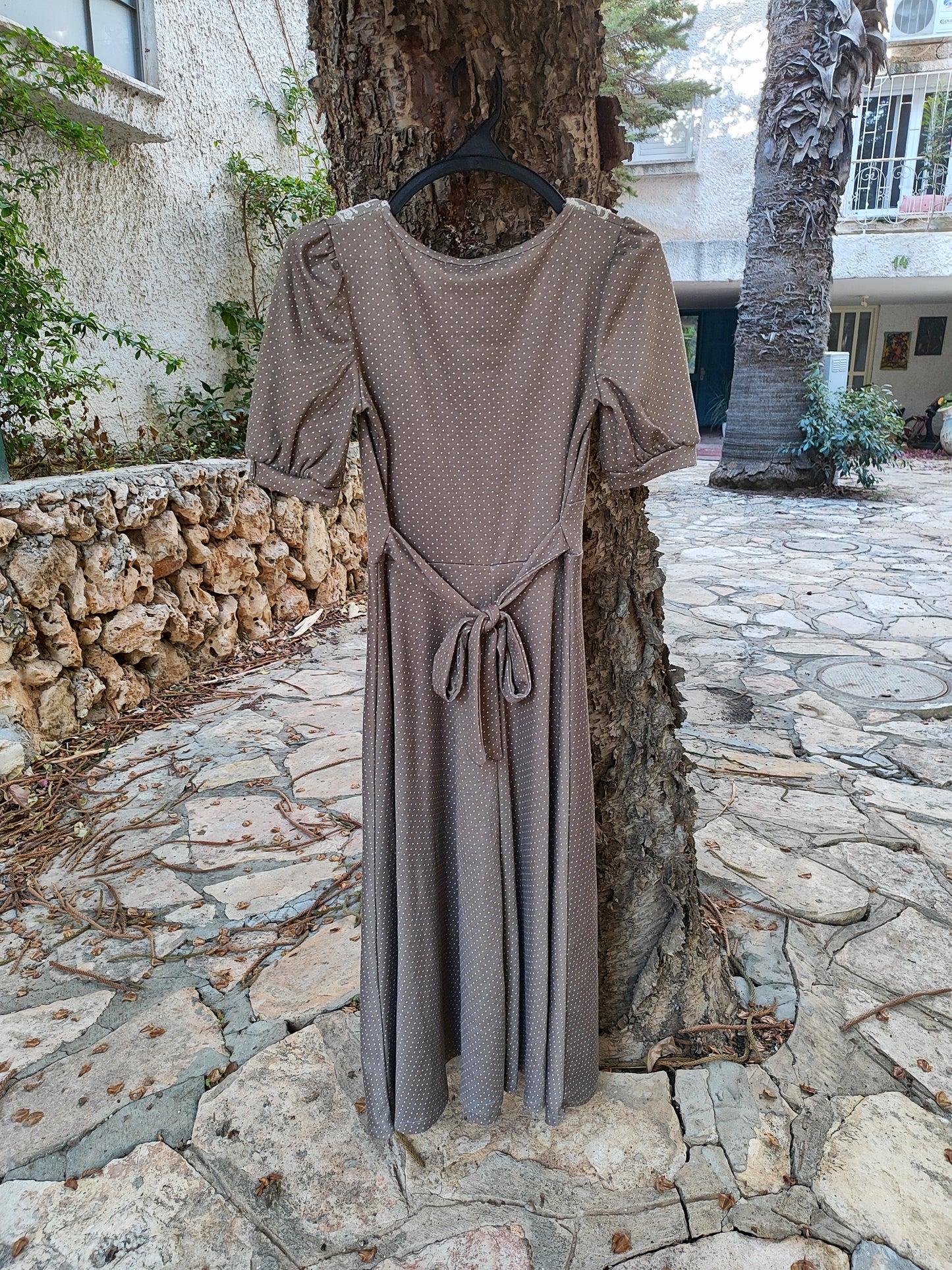 שמלה בובתית וינטג' במוקה ונקודות לבנות - Image 8 by LordKitsch