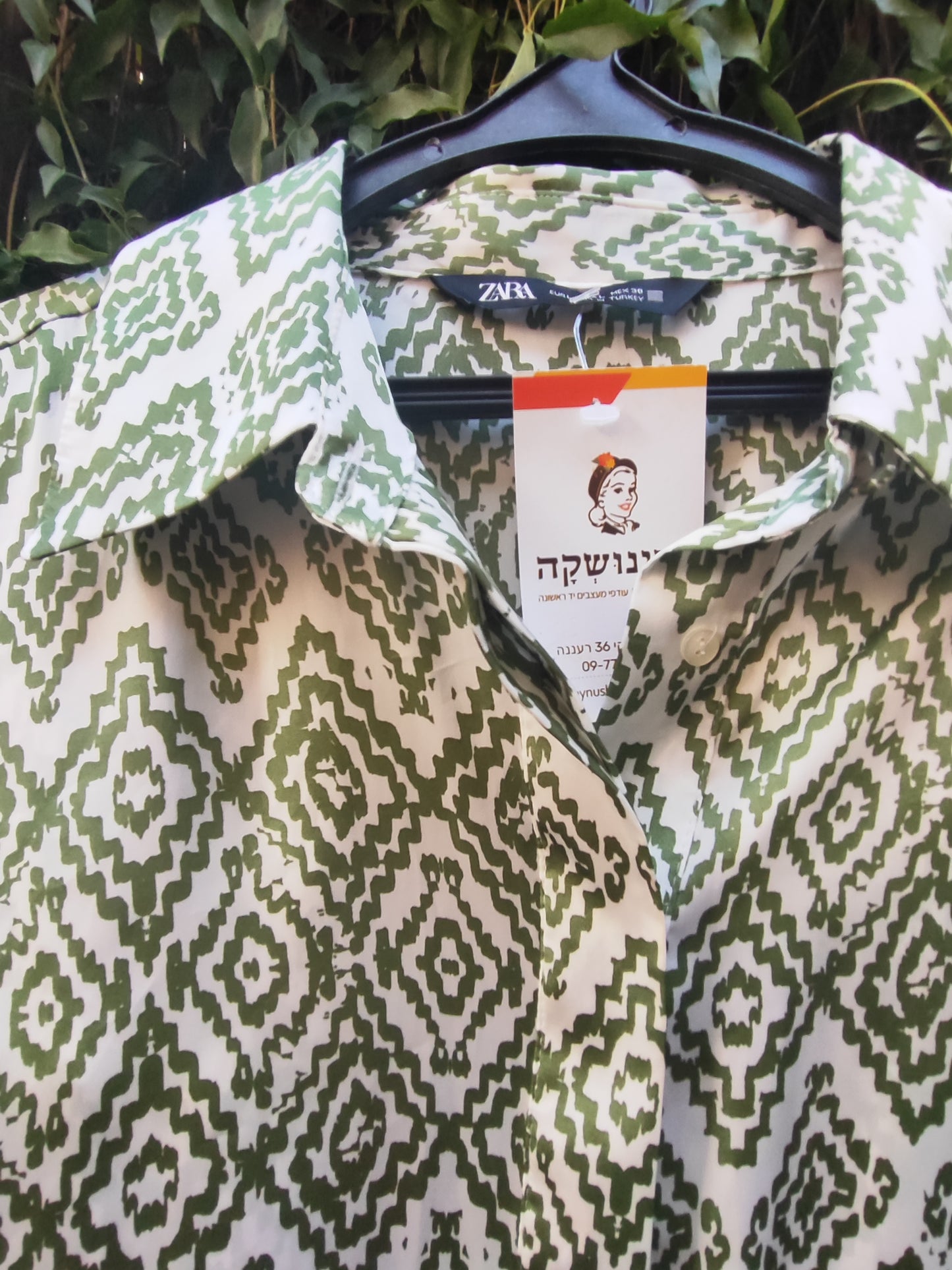 חולצת כפתורים בשורות מעויינים ירוקים - Image 2 by Zara