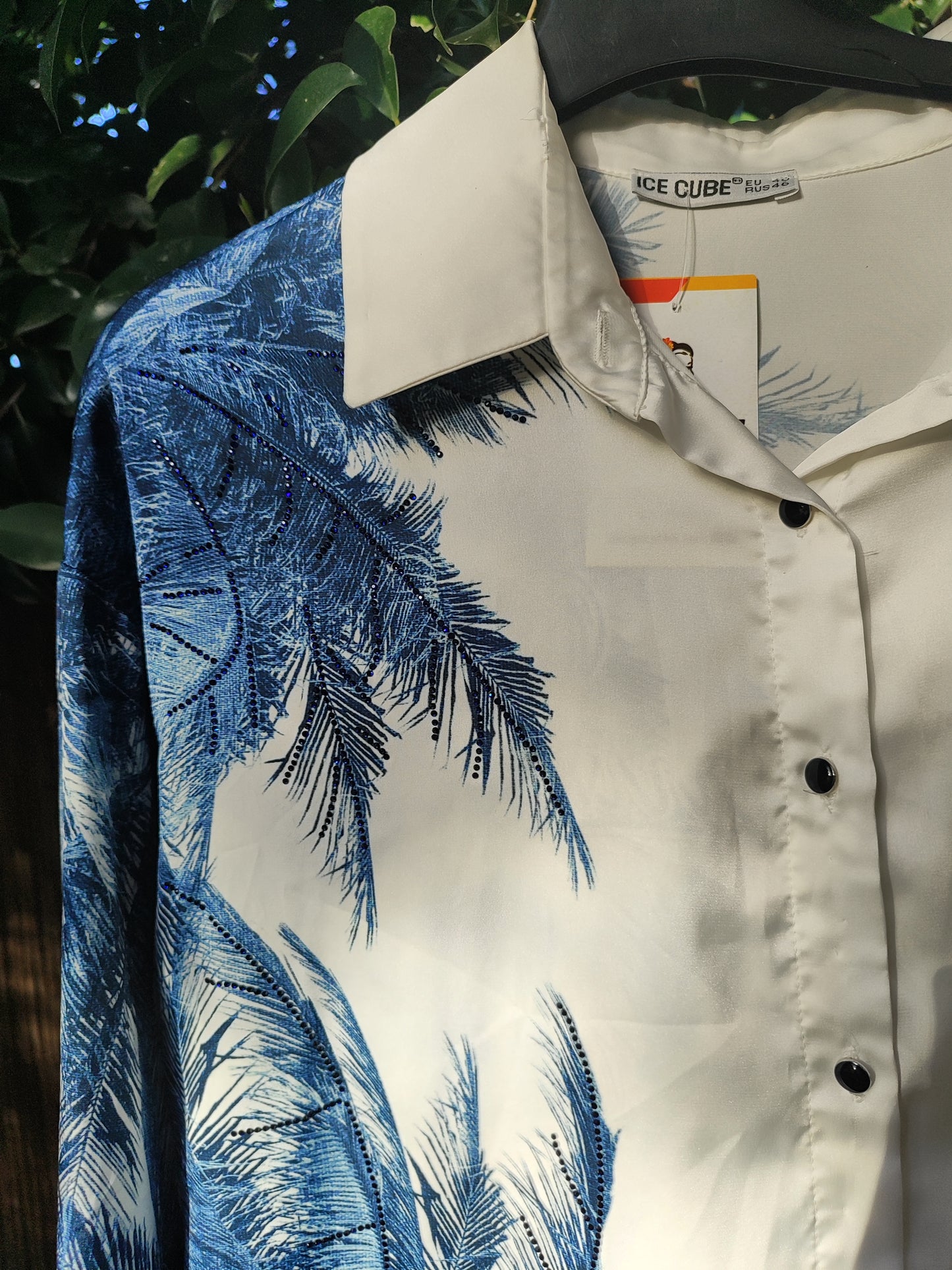 חולצת חצי לבנה חצי טרופית בכחול ונגיעות נוצצות - Image 3 by Ice Cube