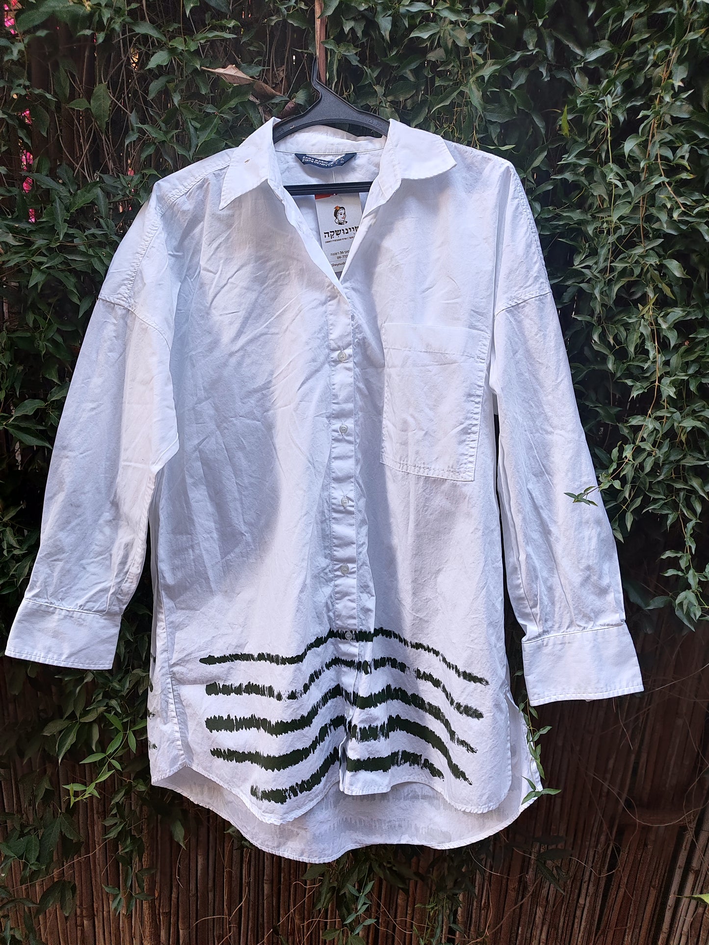 חולצת לבנה מכופתרת פסי זיגזג שחורים - Image 6 by Zara